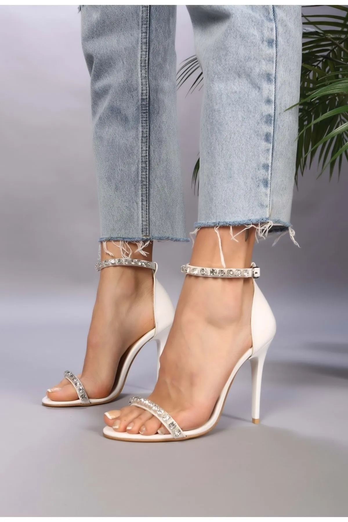 Shoeberry  Damen-Schuhe „Penol White Skin Stone“ mit einzelnem Riemen und Absatz