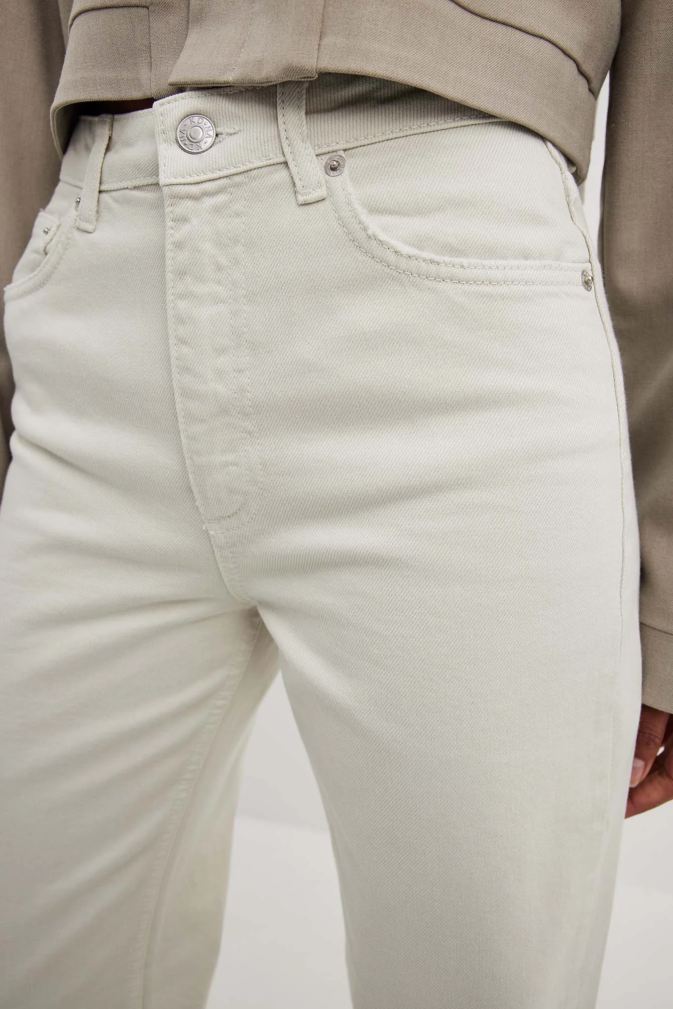Gerade geschnittene Jeans mit hoher Taille