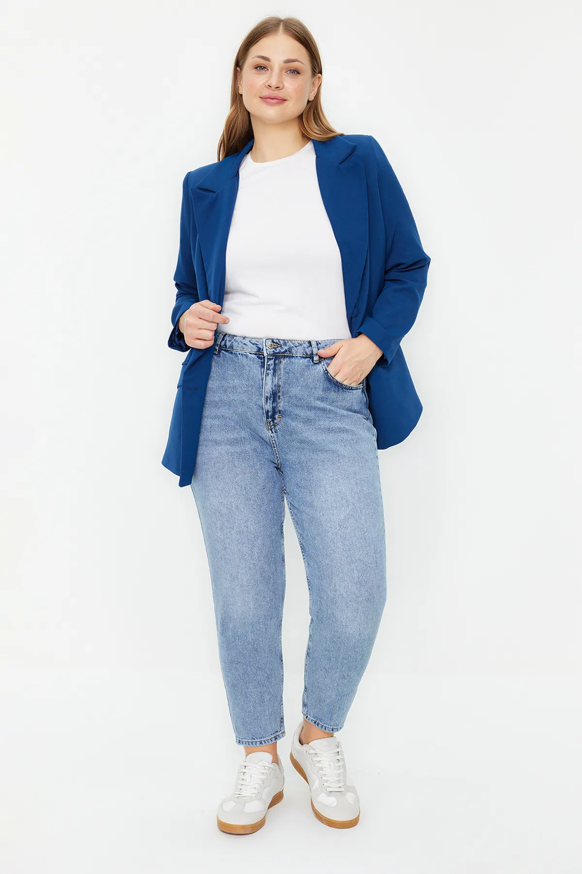 Trendyol Curve  Hellblaue High-Bel-Mom-Jeans TBBAW24CJ00075