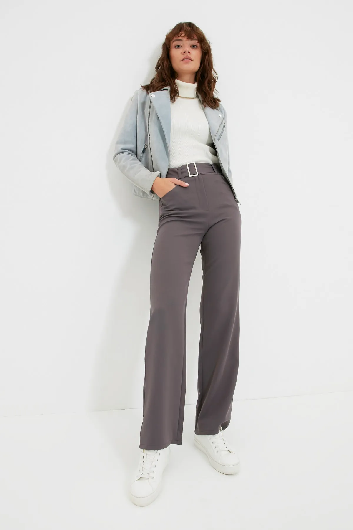 Trendyol Collection  Anthrazitfarbene, gerade geschnittene Webhose mit Gürtel TWOSS21PL0104