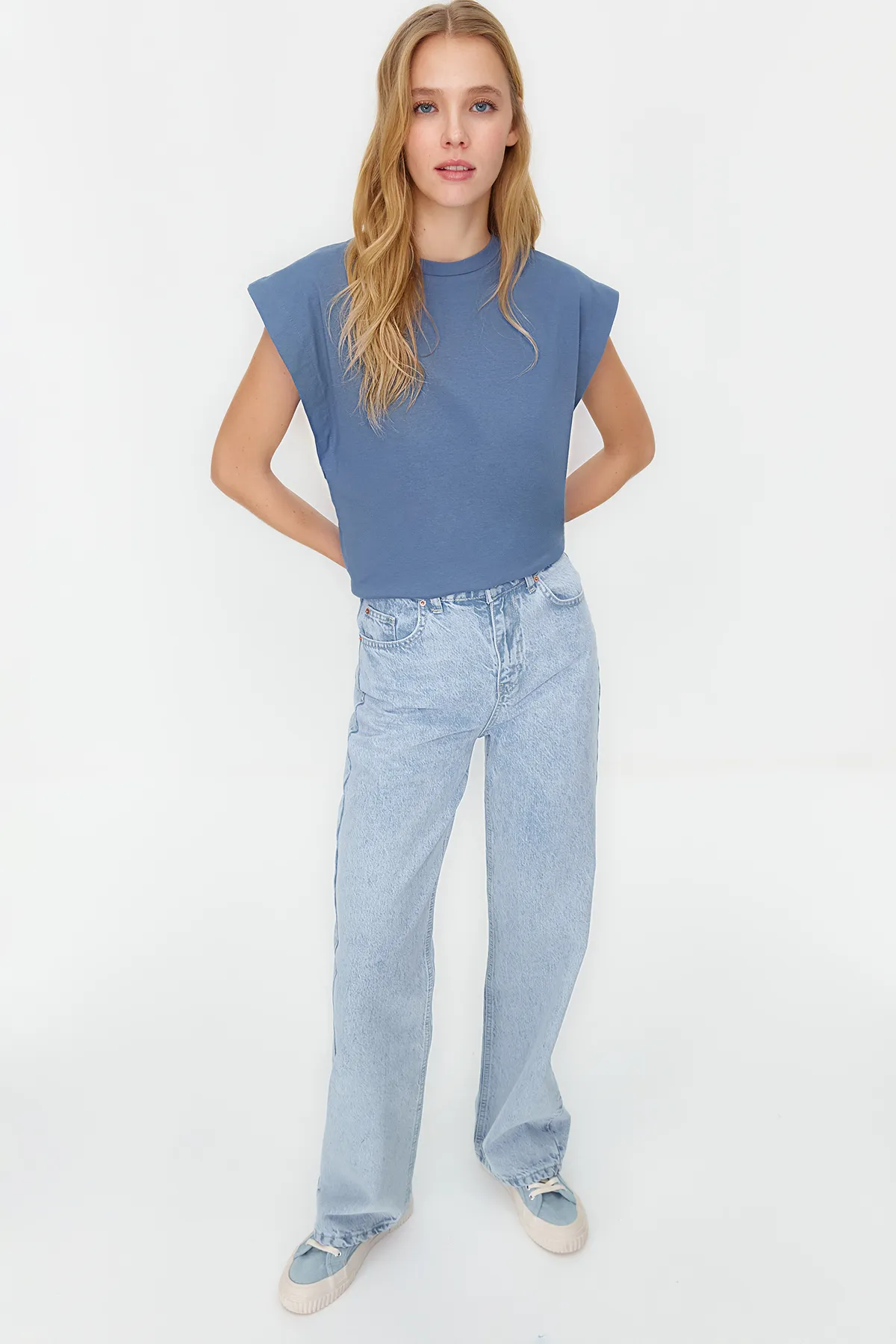 Trendyol Collection  Indigo*001 Basic-Strick-T-Shirt mit Rundhalsausschnitt aus 100 % Baumwollwatte TWOSS20TS0021
