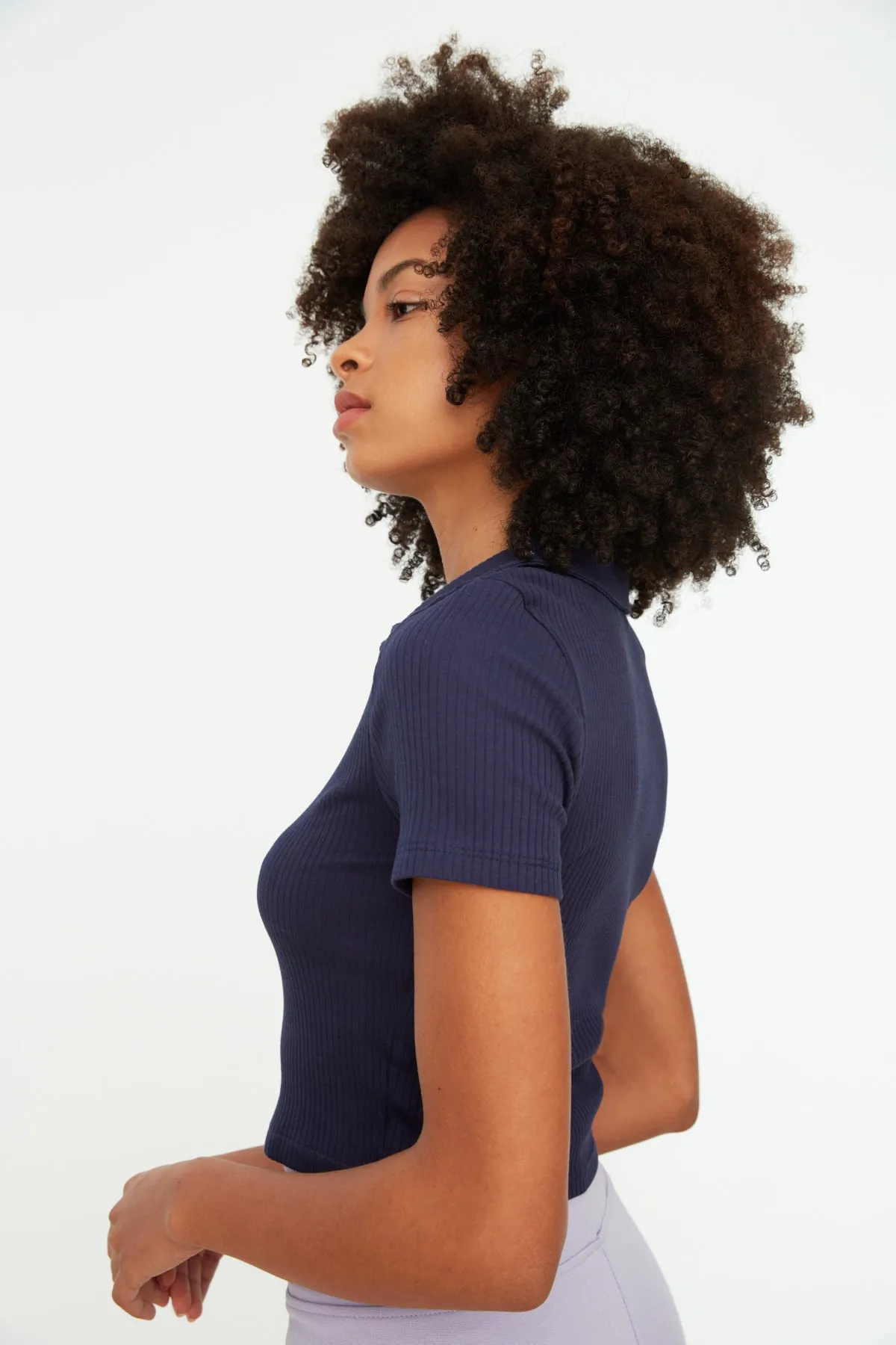 Trendyol Collection  Marineblaue, taillierte, kurze, gerippte, dehnbare Strickbluse mit Polokragen TWOSS21BZ0038