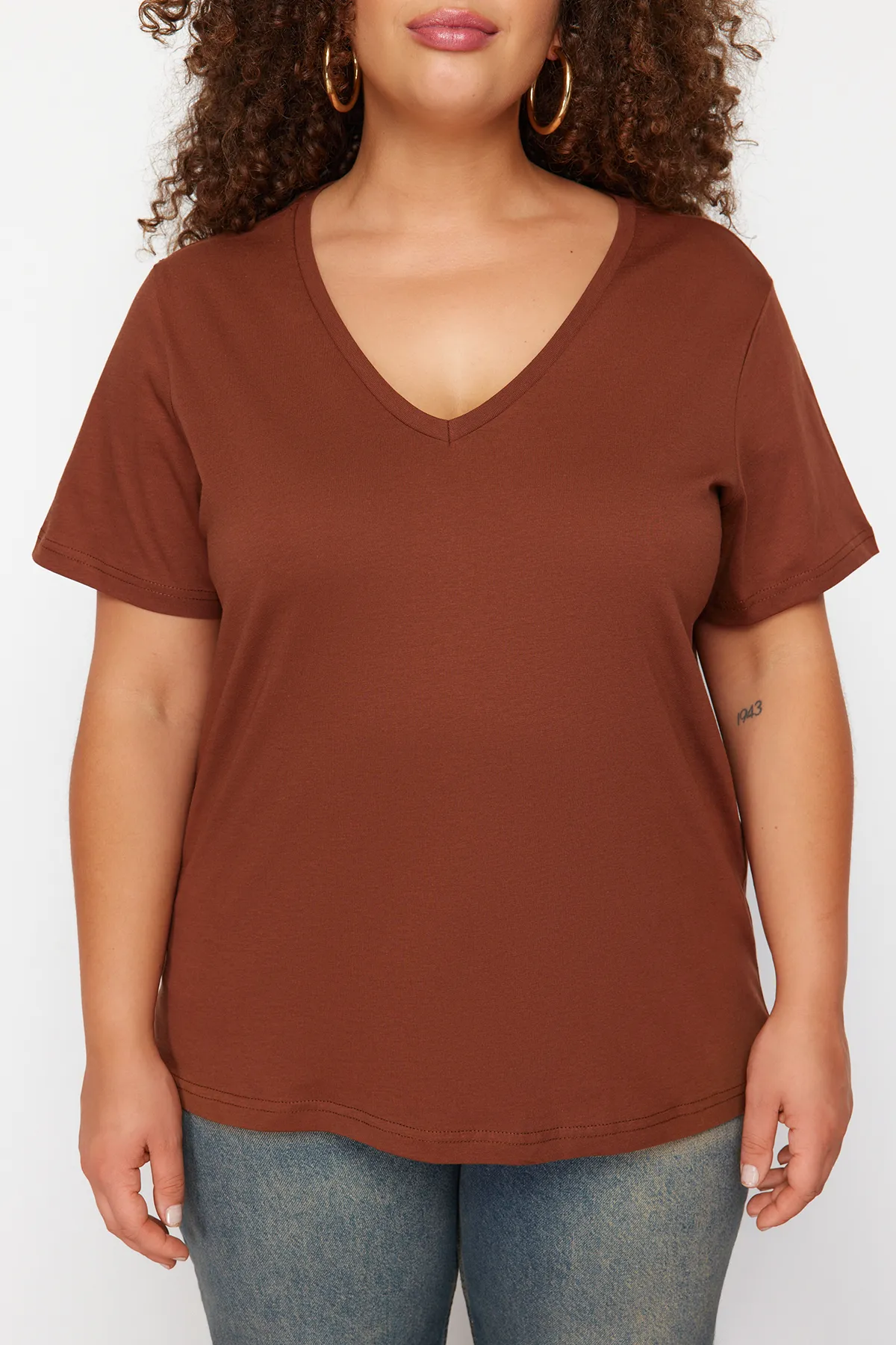 Trendyol Curve  Braunes Basic-Strick-T-Shirt mit V-Ausschnitt TBBSS22BF0028