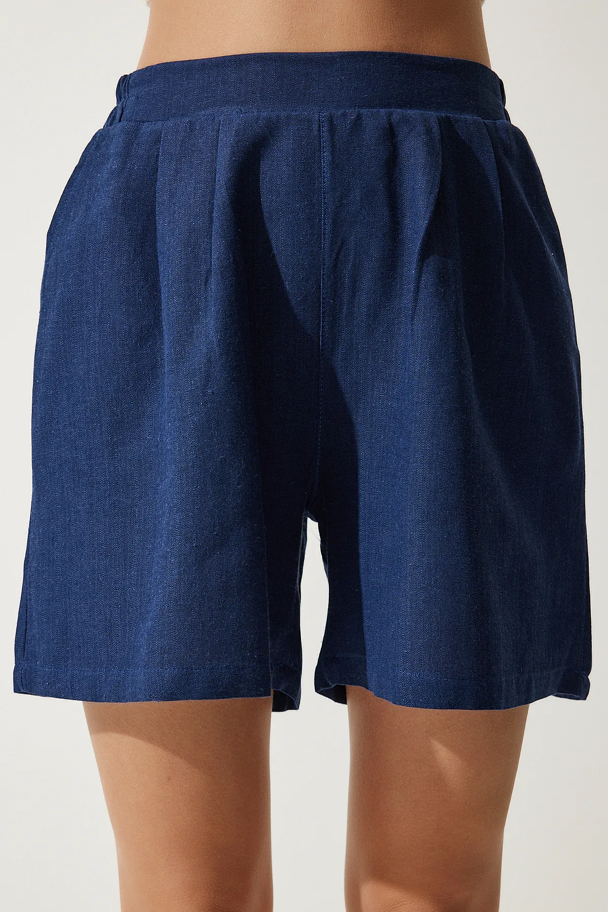 Happiness İstanbul  Marineblaue Damen-Shorts aus gewebtem Leinen mit Taschen MC00276