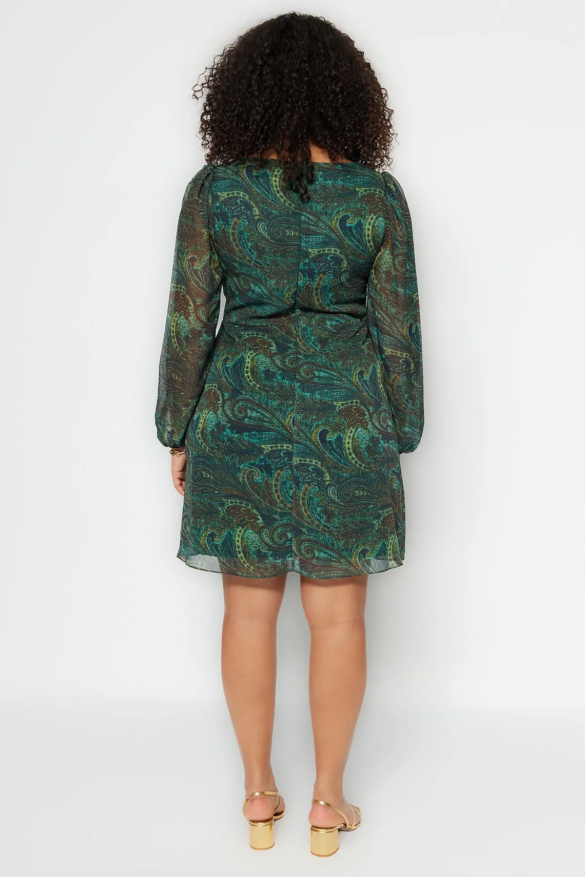 Trendyol Curve  Grünes Kleid aus gewebtem Chiffon mit Schalmuster TBBSS23AH00187