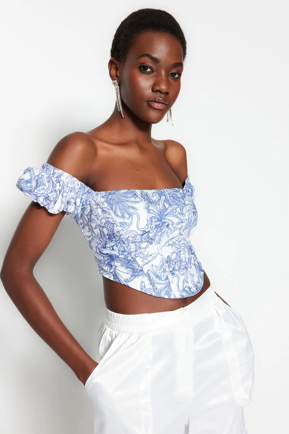 Trendyol Collection  Mehrfarbiges, bauchfreies, gefüttertes Korsett mit detailliertem Popeline-Bustier mit Blumenmuster TPRSS23BS00063