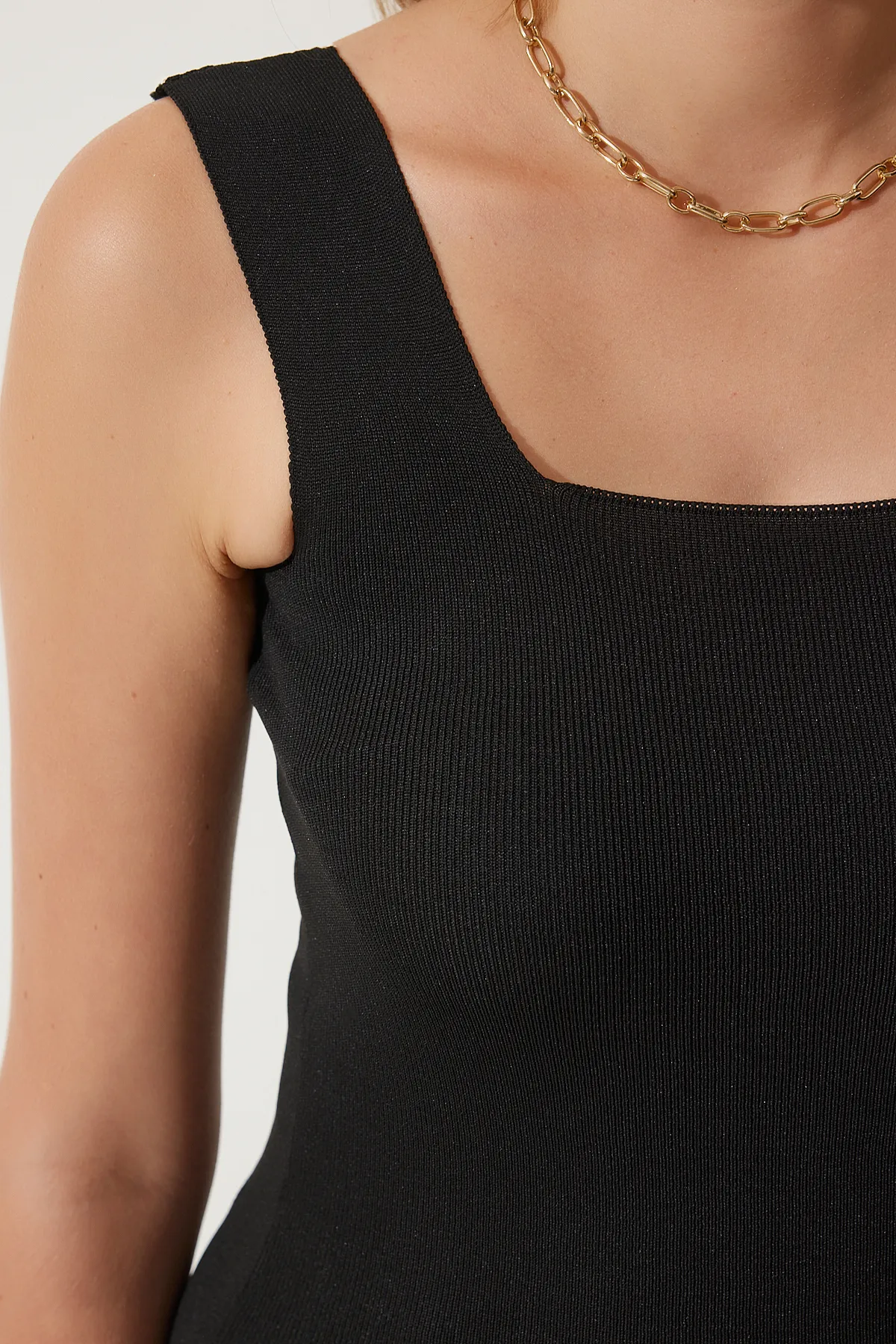 Happiness İstanbul  Damen-Strickbluse in Biscuit-Schwarz mit quadratischem Kragen und dicken Trägern im 2er-Pack US00822