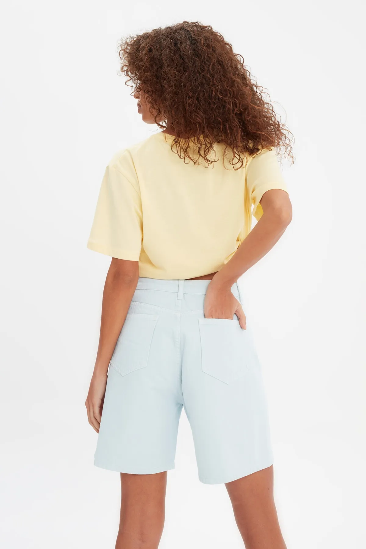 Trendyol Collection  Blaue Bermudashorts aus Denim mit hoher Taille TWOSS21SR0631