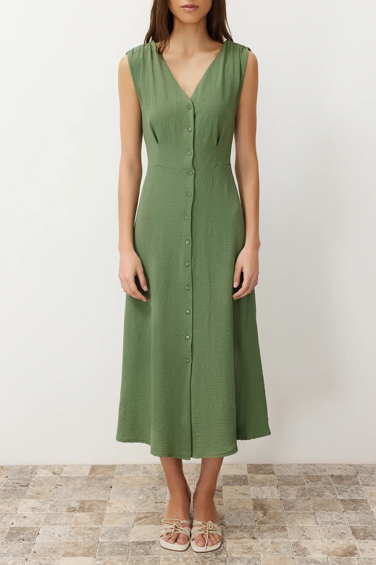 Trendyol Collection  Khakifarbenes, gewebtes Midi-Hemdkleid mit Knöpfen TWOSS24EL00442