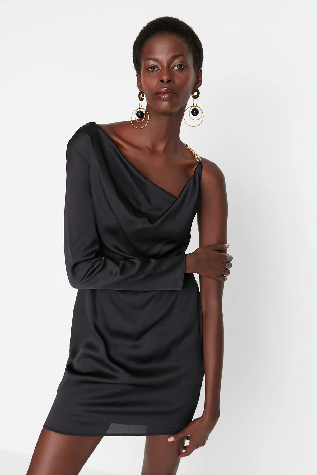Trendyol Collection  Schwarzes, schulterfreies Abendkleid aus Satin TPRAW23EL00263