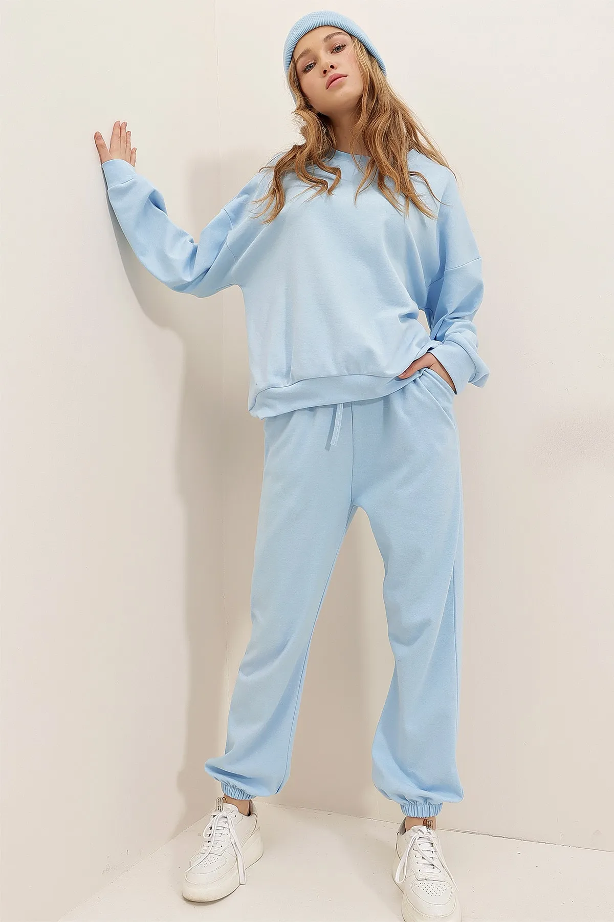 Trend Alaçatı Stili  Babyblaues Trainingsanzug-Set mit Rundhalsausschnitt, elastischer Taille und Beinabschluss mit zwei Fäden für Damen ALC-507-669-001