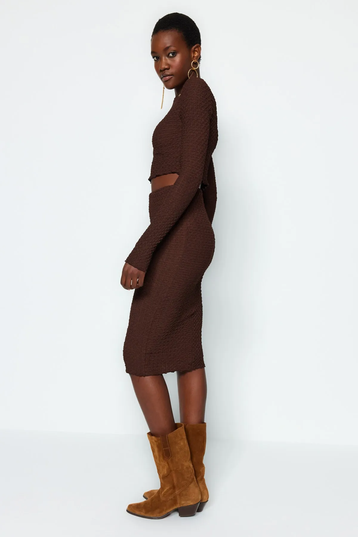 Trendyol Collection  Braunes, strukturiertes Premium-Set aus flexiblem Strickoberteil und -unterteil mit Rundhalsausschnitt und normaler Passform TWOAW24AU00074