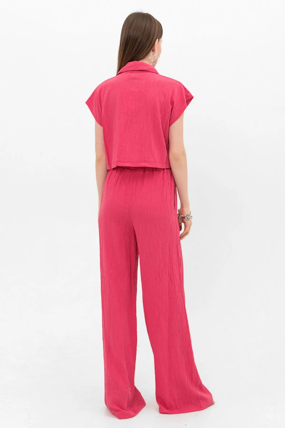 Domoda  Fuchsiafarbenes Crop-Hemd mit Knöpfen und Palazzo-Hosen mit weitem Bein