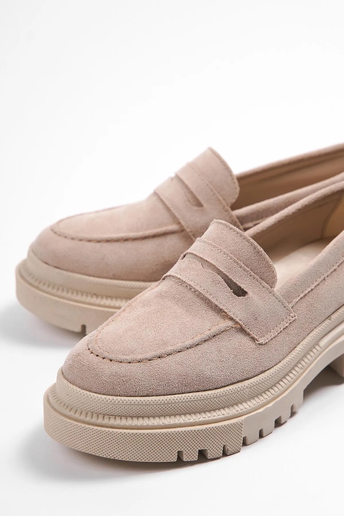 Capone Outfitters  Capone Oval Toe Trac Sole Wildleder Beige Damen-Loafer