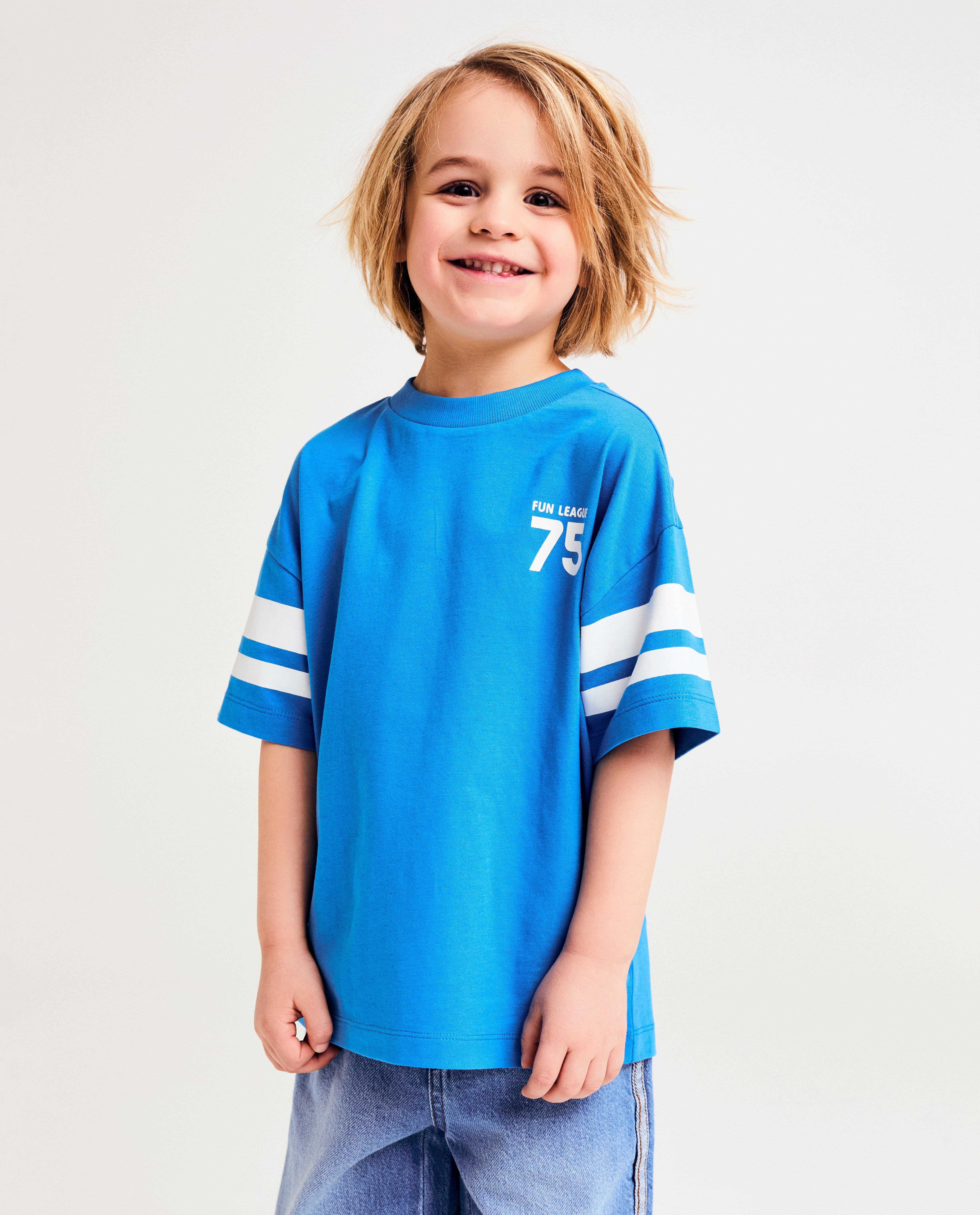 Tricou Kidz Nation cu imprimeu albastru strălucitor pe spate