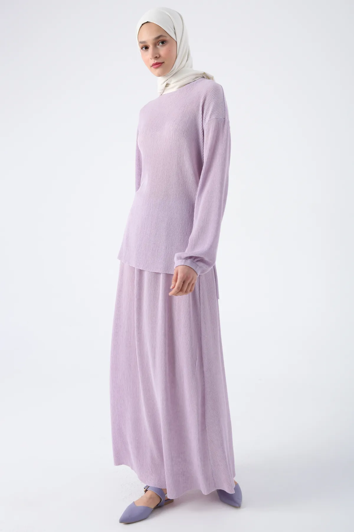ALLDAY  Fliederfarbener Anzug mit plissierter, geschlitzter Bluse und Rock