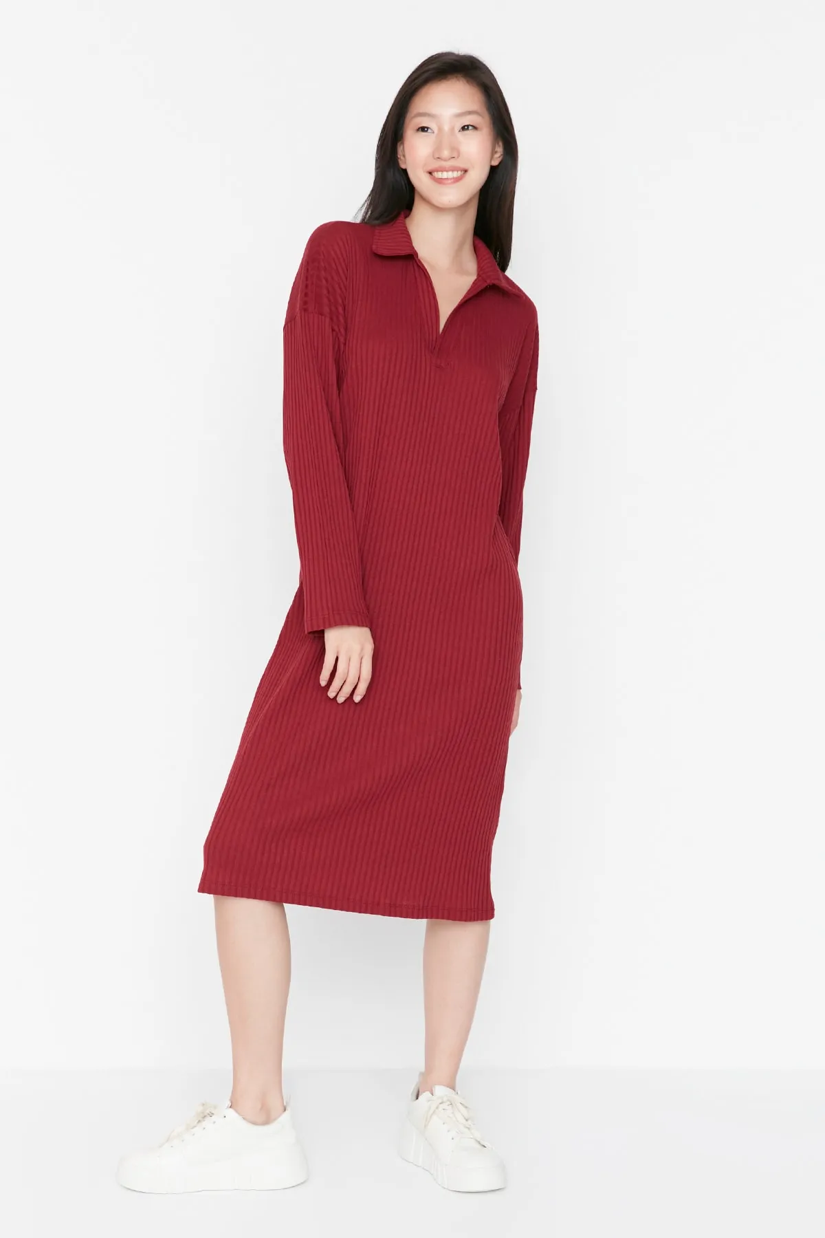 Trendyol Collection  Burgunderfarbenes, schnurgebundenes Strickkleid mit V-Ausschnitt THMAW23EL00006