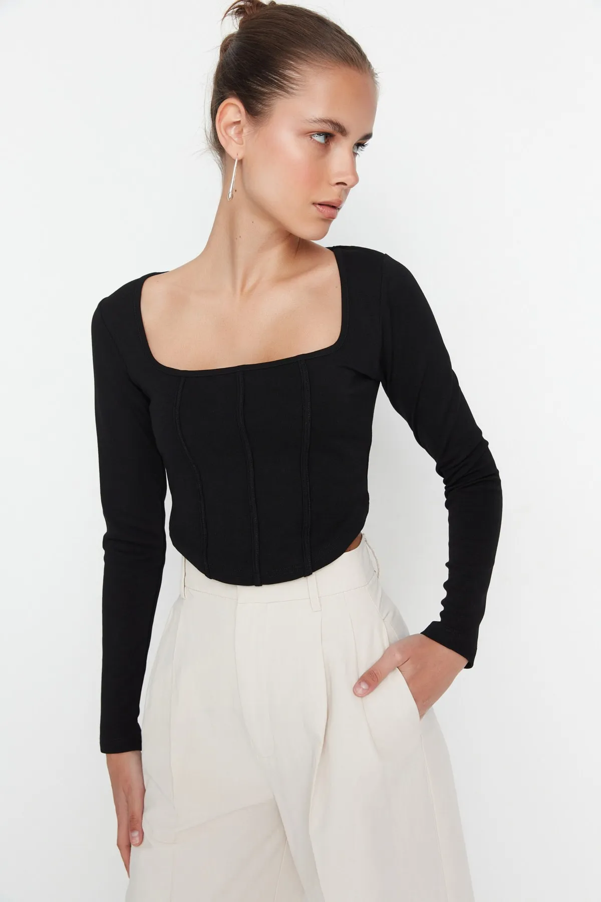 Trendyol Collection  Schwarze Paspelierung, detaillierte, eng anliegende Interlock-Strickbluse mit quadratischem Ausschnitt TWOAW23BZ00151