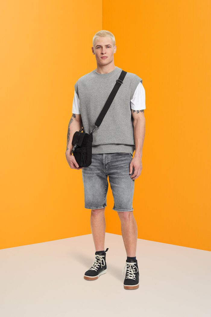 Lockere Jeansshorts in schmaler Passform