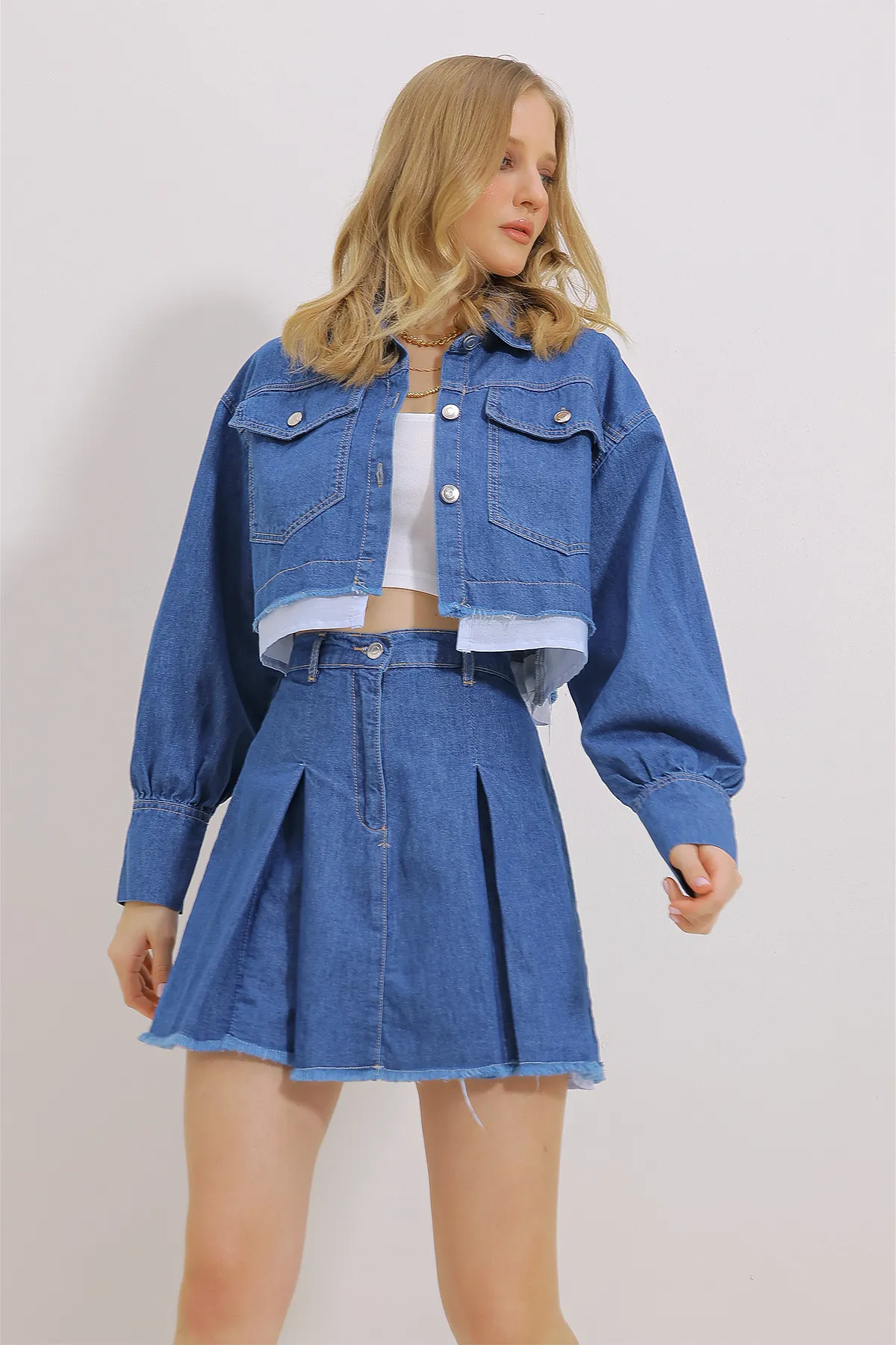 Trend Alaçatı Stili  Blaues Damen-Doppelset aus kurzer Jeansjacke mit Doppeltaschen und Jeansplissierten-Rock ALC-X11458