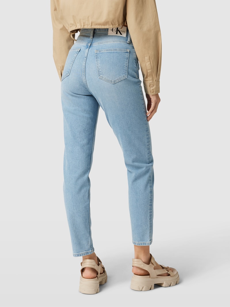 Mom Fit Jeans mit Label-Patch in hellblau