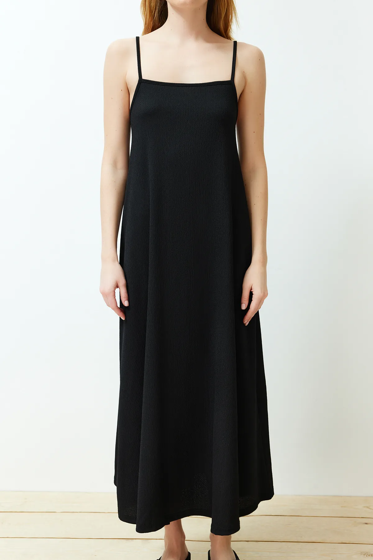 Trendyol Collection  Schwarzes A-Linien-Maxikleid aus gedrehtem/strukturiertem Strick mit Trägern TWOSS24EL00060