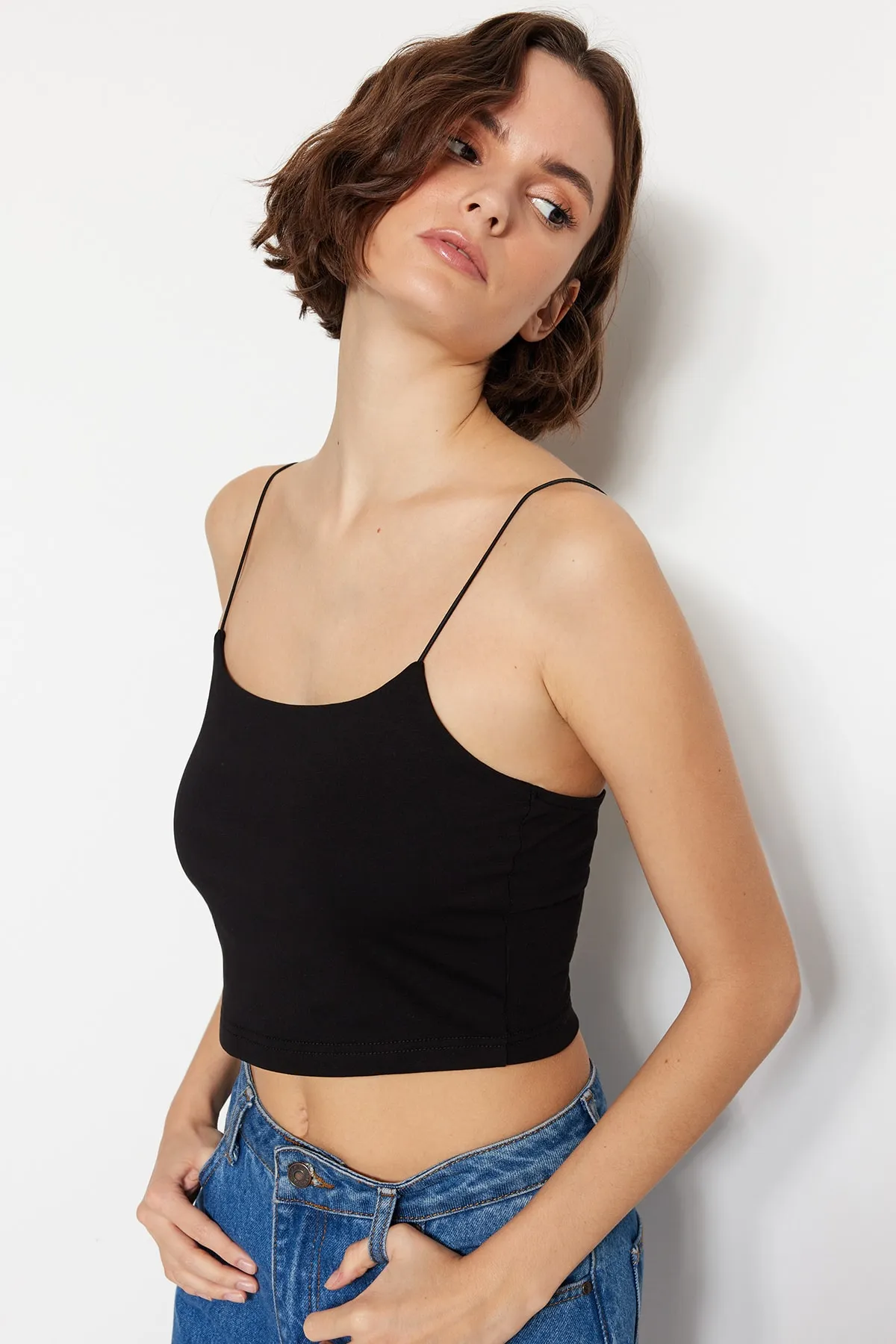 Trendyol Collection  Schwarz-weißes 2er-Pack Baumwoll-Spaghettiträger-Kurz-Tanktop aus flexiblem Strick TWOSS21AL0196