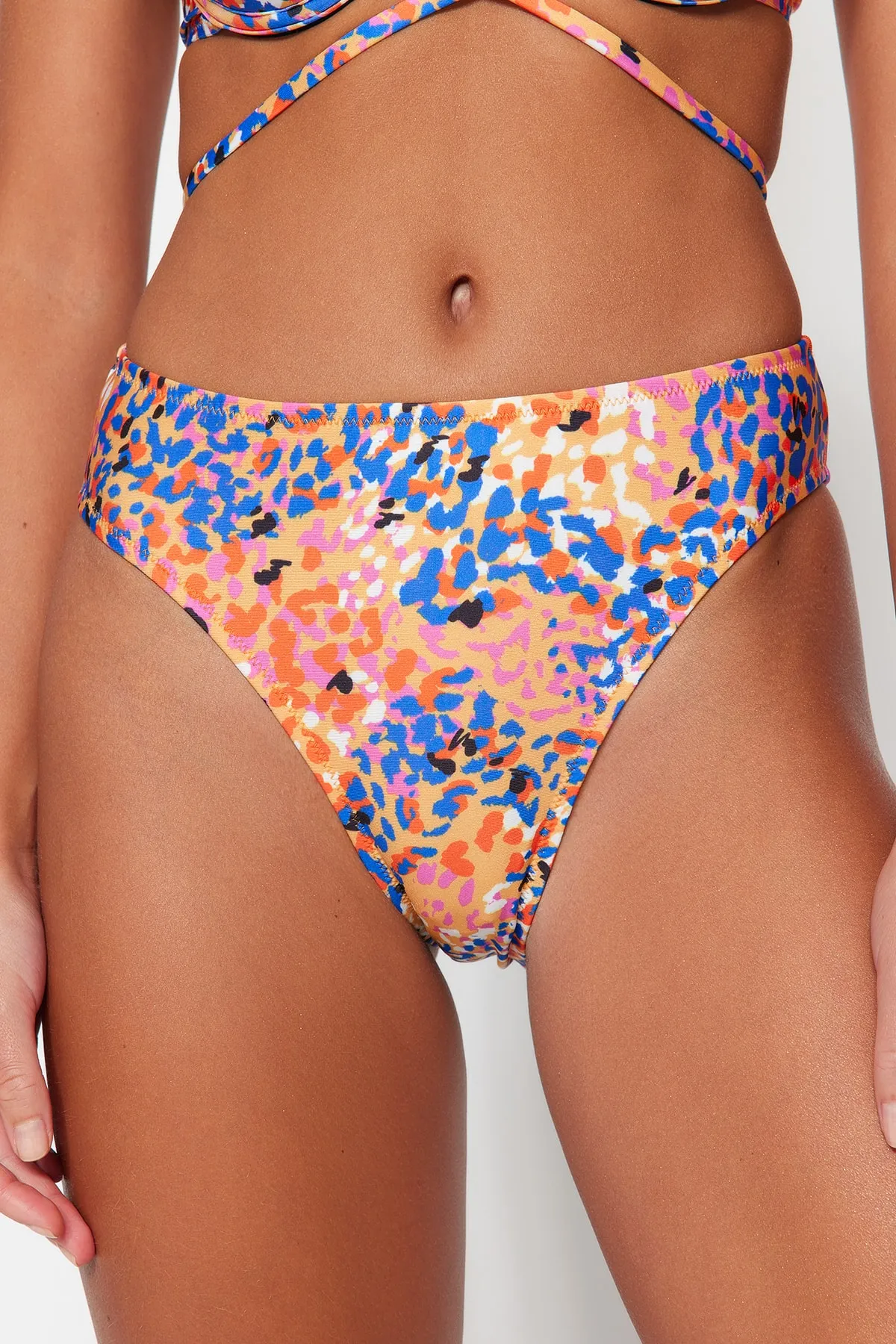 Trendyol Collection  Abstrakt gemusterte Bikinihose mit normalem Beinausschnitt TBESS23BA00152