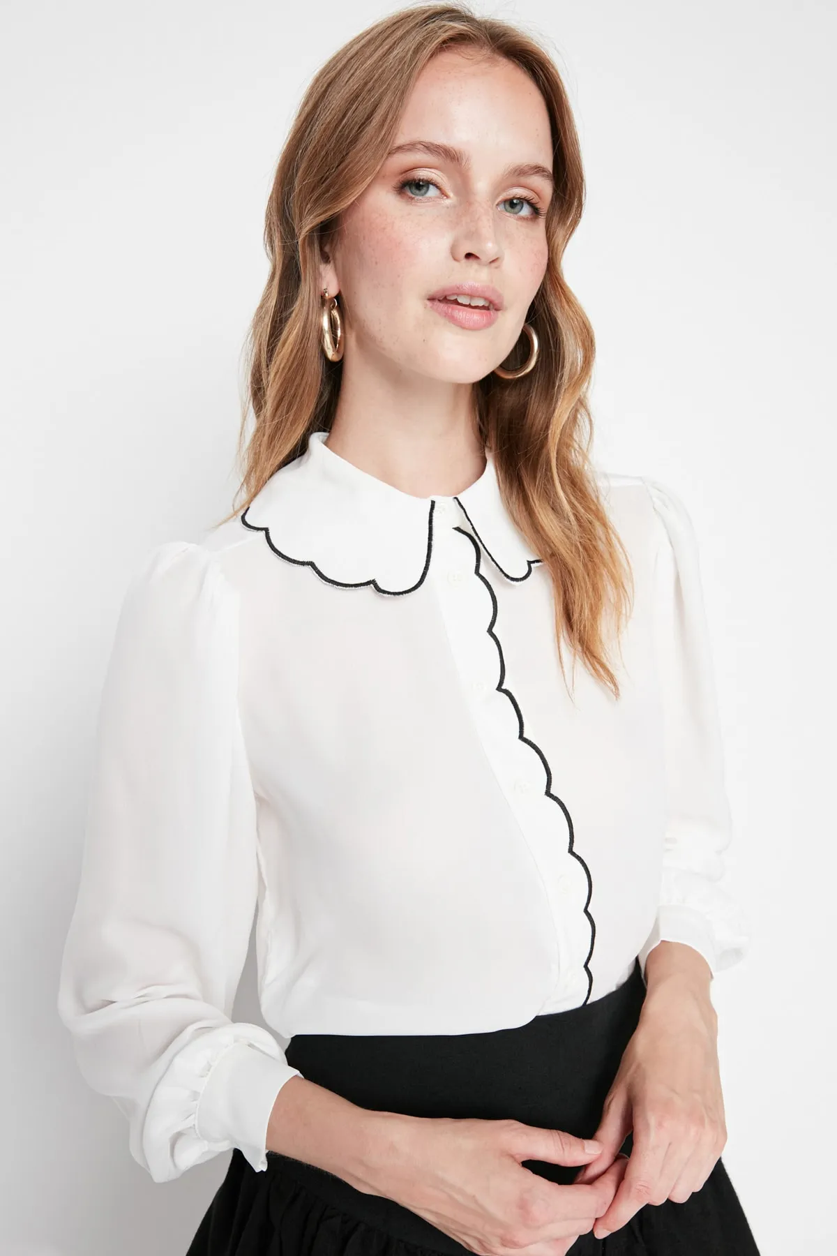 Trendyol Collection  Weißes gewebtes Hemd mit Stickdetail - Regular Fit TWOAW21GO0302