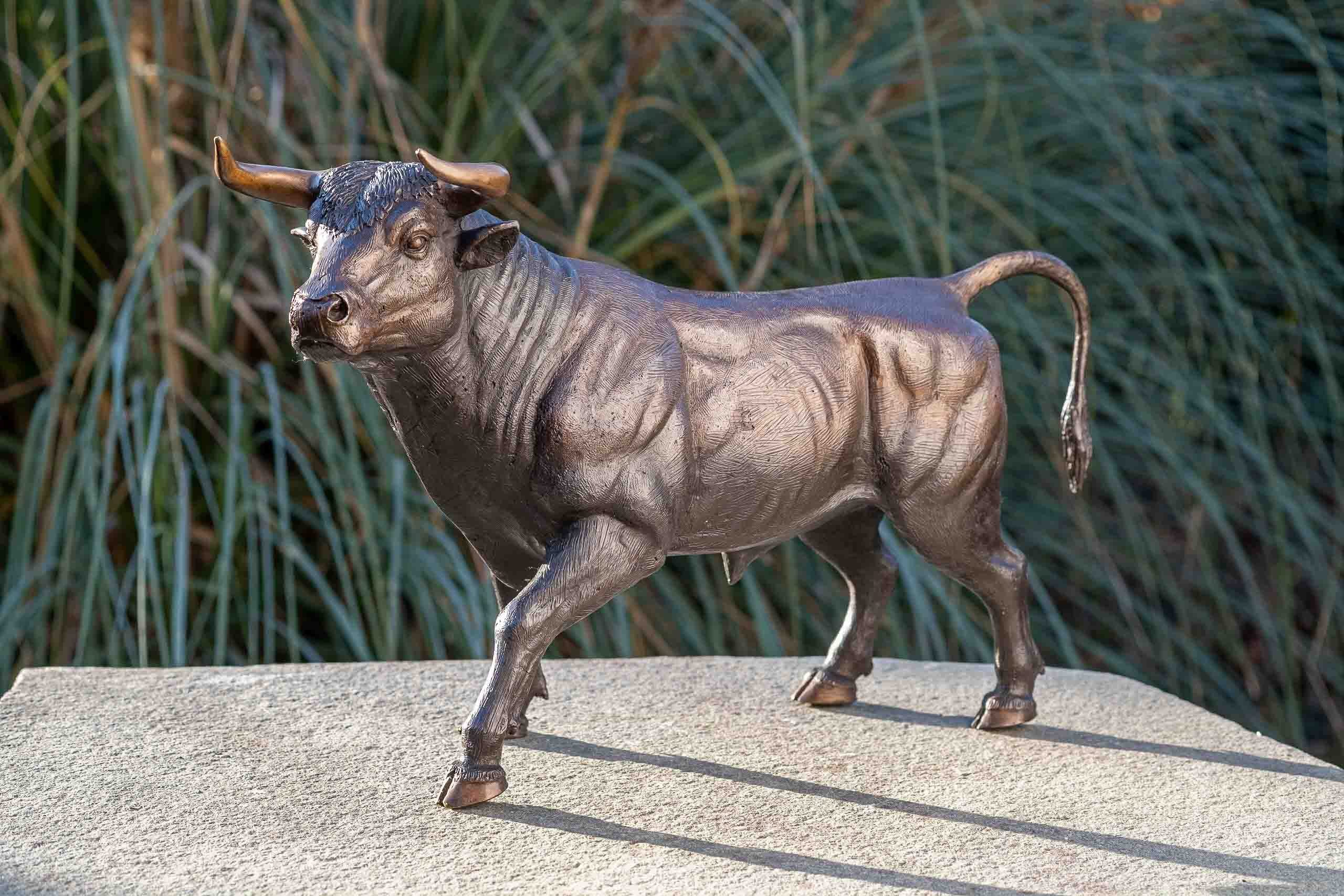 IDYL Gartenfigur IDYL Bronze-Skulptur Stier, Bronze – sehr robust – Langlebig – witterungsbeständig gegen Frost, Regen und UV-Strahlung. Die Modelle werden in Wachsausschmelzverfahren in Bronze gegossen und von Hand patiniert.