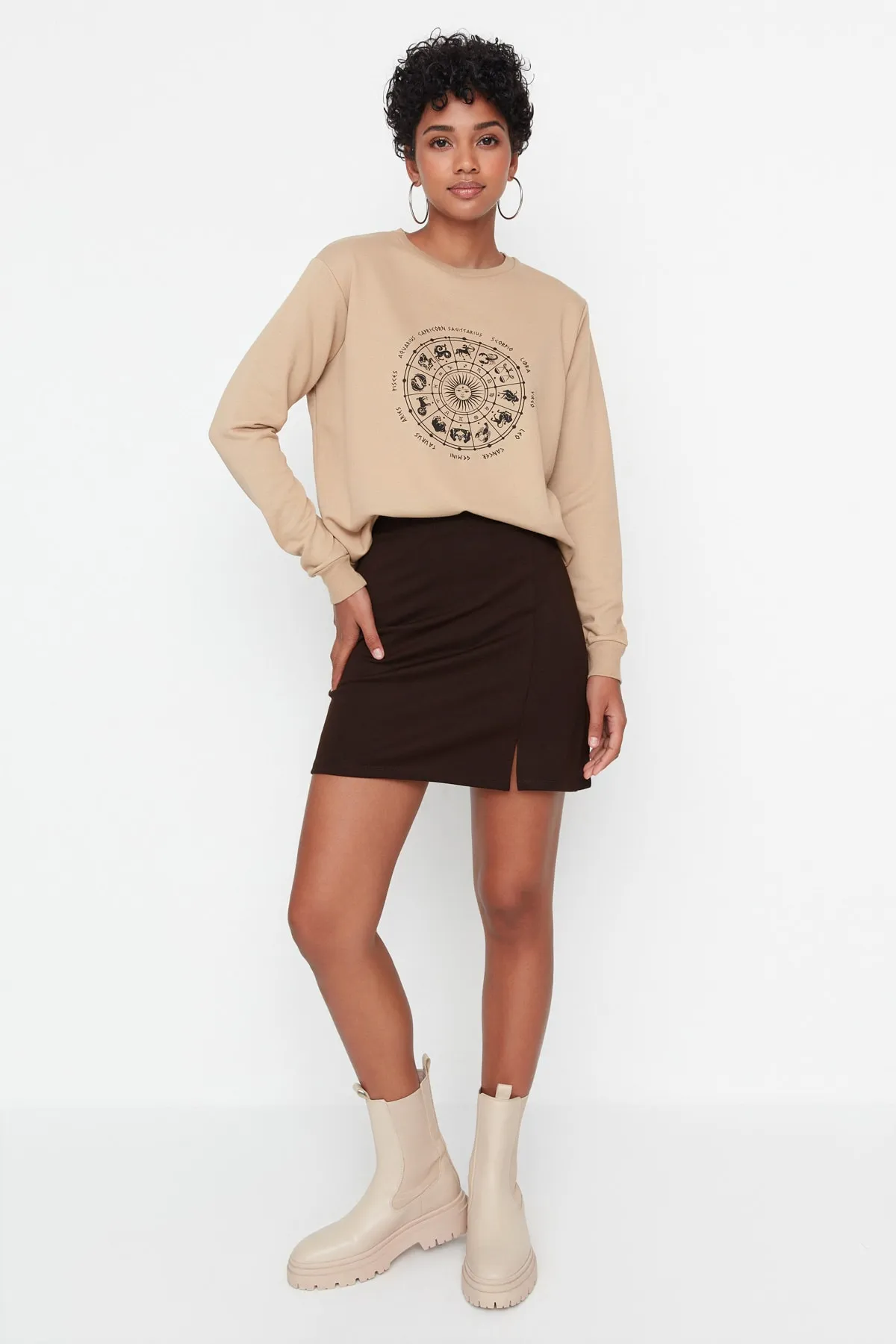 Trendyol Collection  Brauner Mini-Strickrock mit Schlitz und hoher Taille TWOAW23ET00045