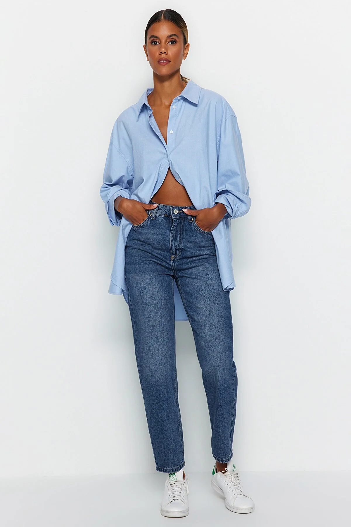 Trendyol Collection  Dunkelblaue Mom-Jeans mit hoher Taille TWOAW24JE00076
