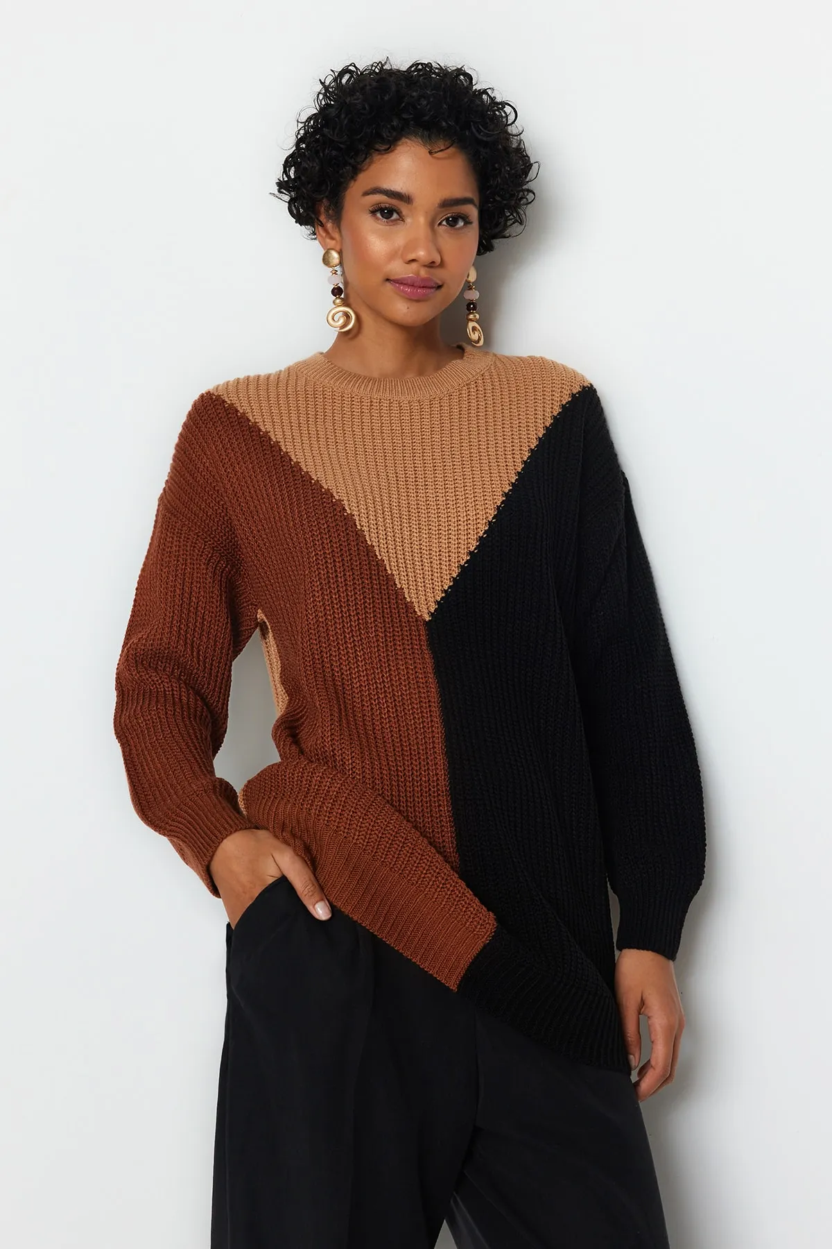 Trendyol Modest  Schwarzer Farbblock-Strickpullover von Selanik TCTAW24AK00153