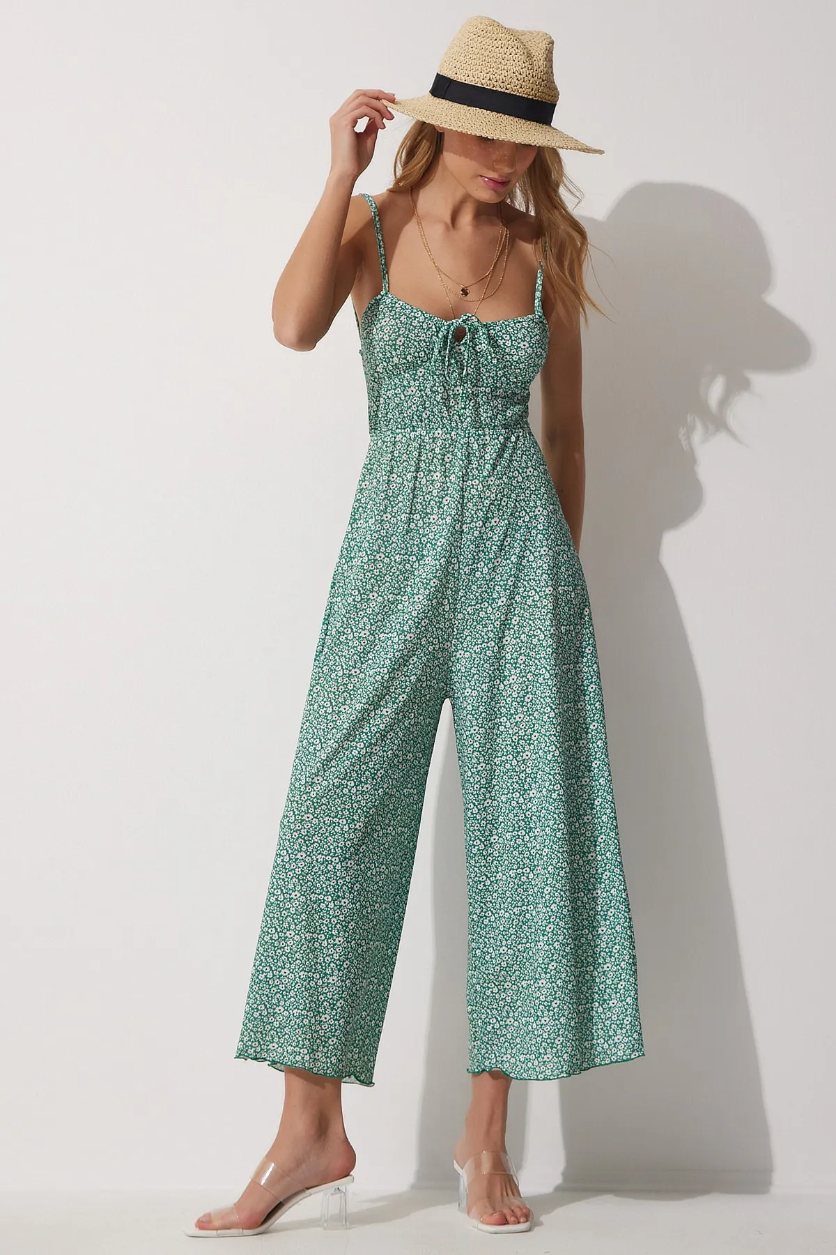 Happiness İstanbul  Grüner, geblümter Sommer-Strickoverall für Damen mit Trägern UB00037