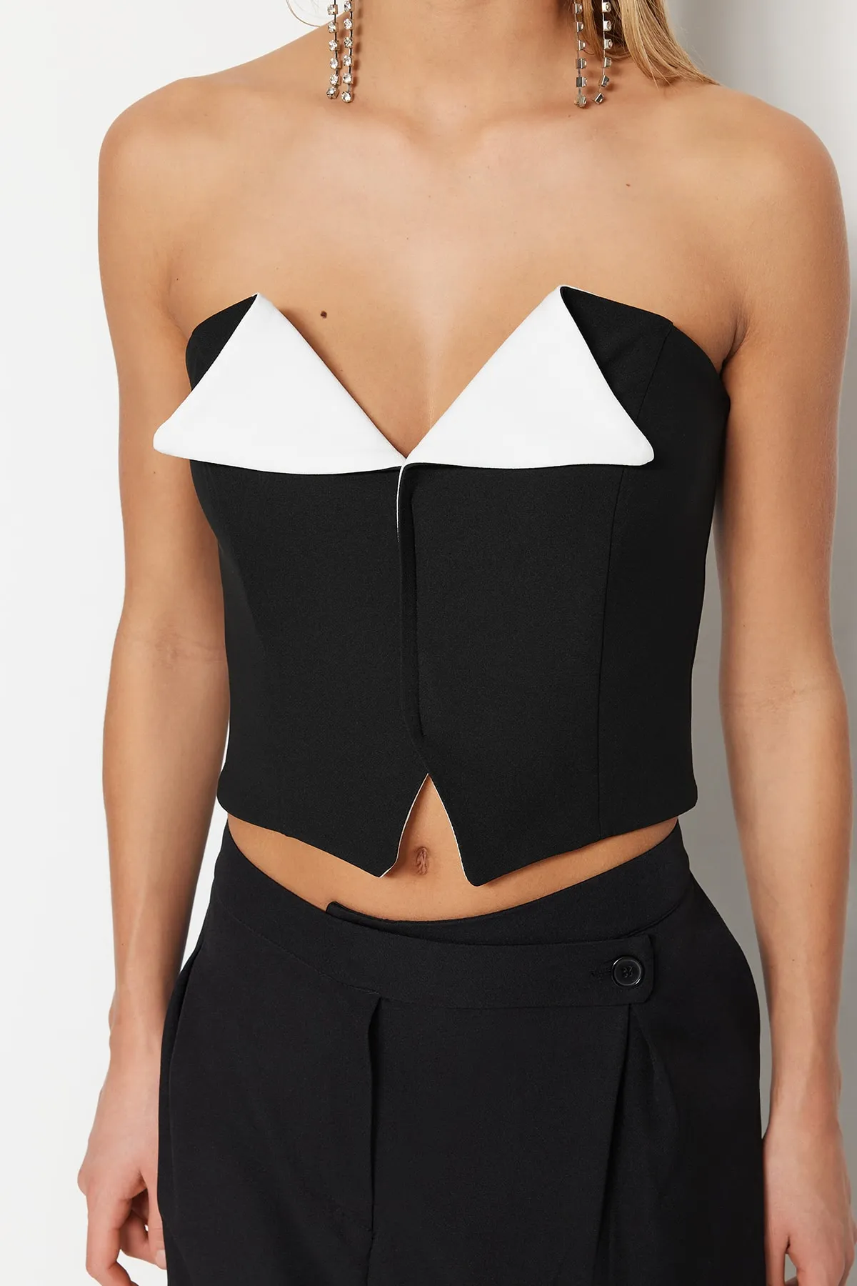 Trendyol Collection  Schwarz-weißes, bauchfreies, gefüttertes Bustier aus Webstoff TPRSS23BS00052