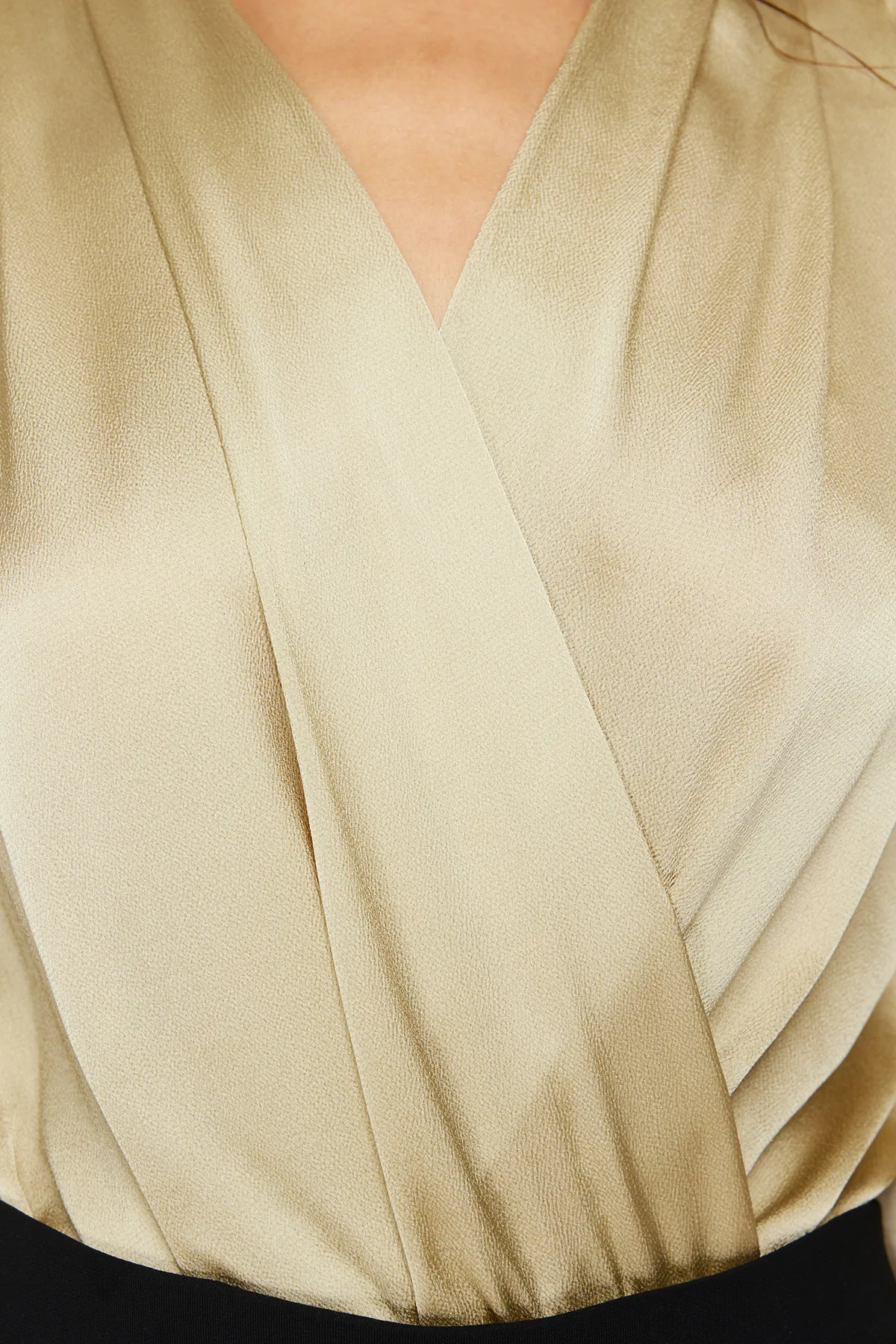 Trendyol Collection  Mintfarbener Satin-Body mit zweireihigem Kragen und Druckknopfdetail - TOFAW19BB0678