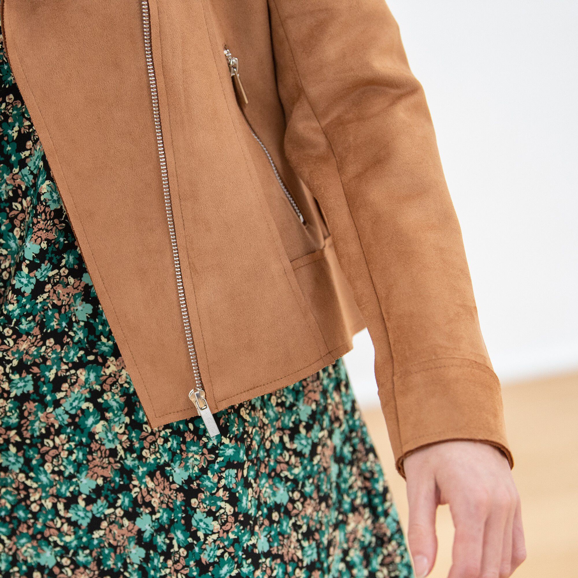 Blouson zippé col tailleur pressionné, suédine