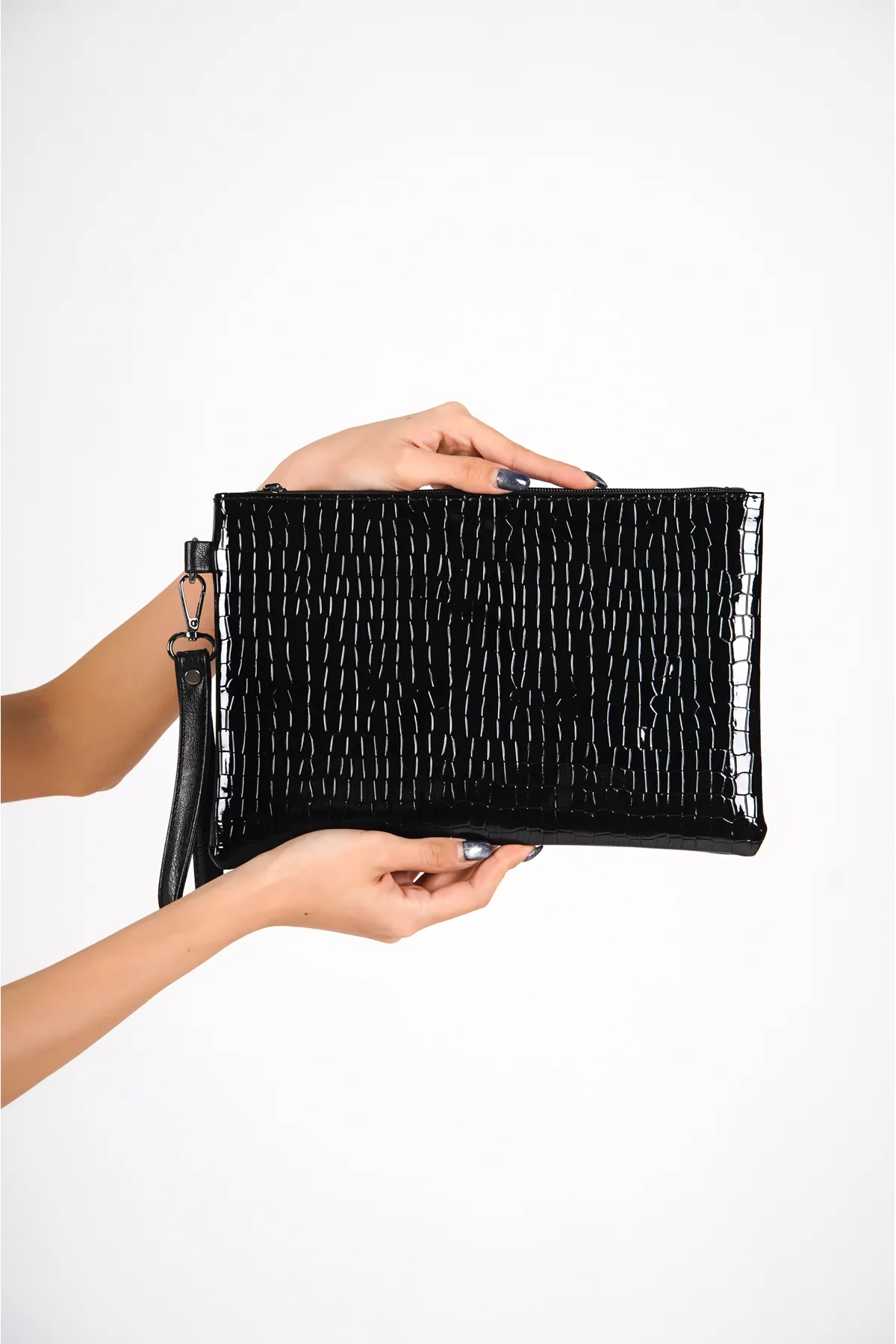 Capone Outfitters  Capone Damen-Clutch aus Lackleder mit Krokodilmuster, Paris, Schwarz