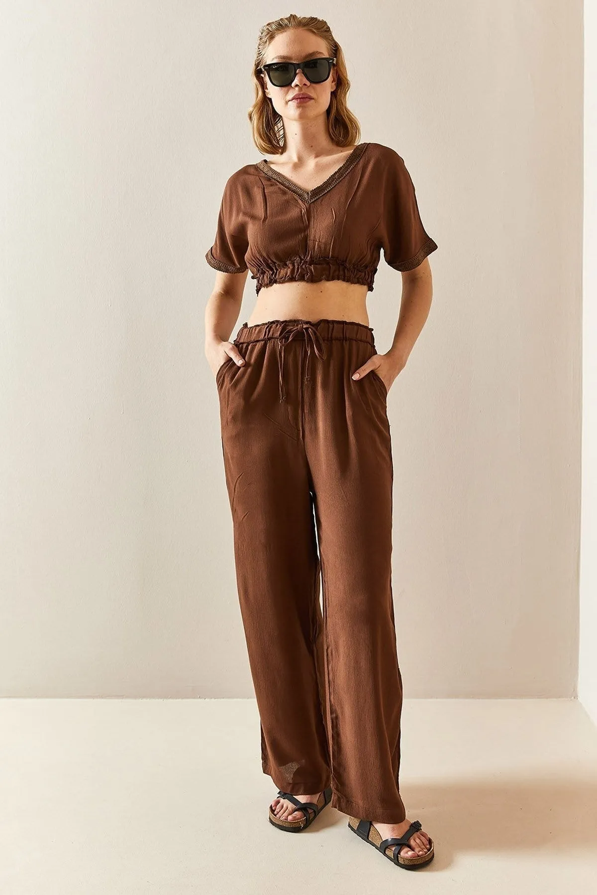 XHAN  Brauner, strukturierter Crop-Anzug mit V-Ausschnitt 3YXK8-47341-18