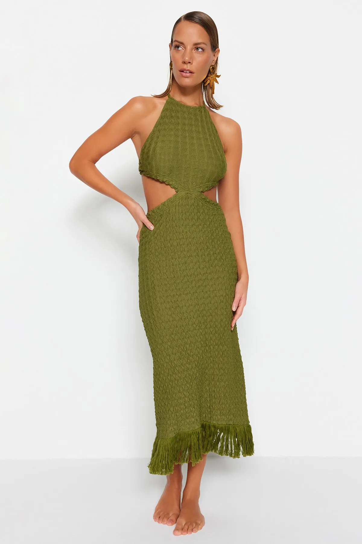 Trendyol Collection  Khakifarbenes, tailliertes, gestricktes Maxi-Strandkleid mit Ausschnitten/Fenstern TBESS23EL00154