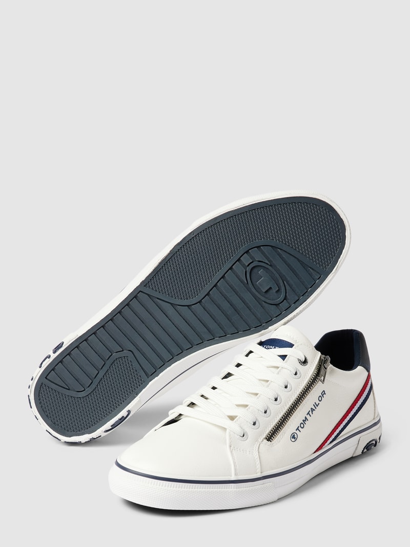 Sneaker mit Label-Details in weiß