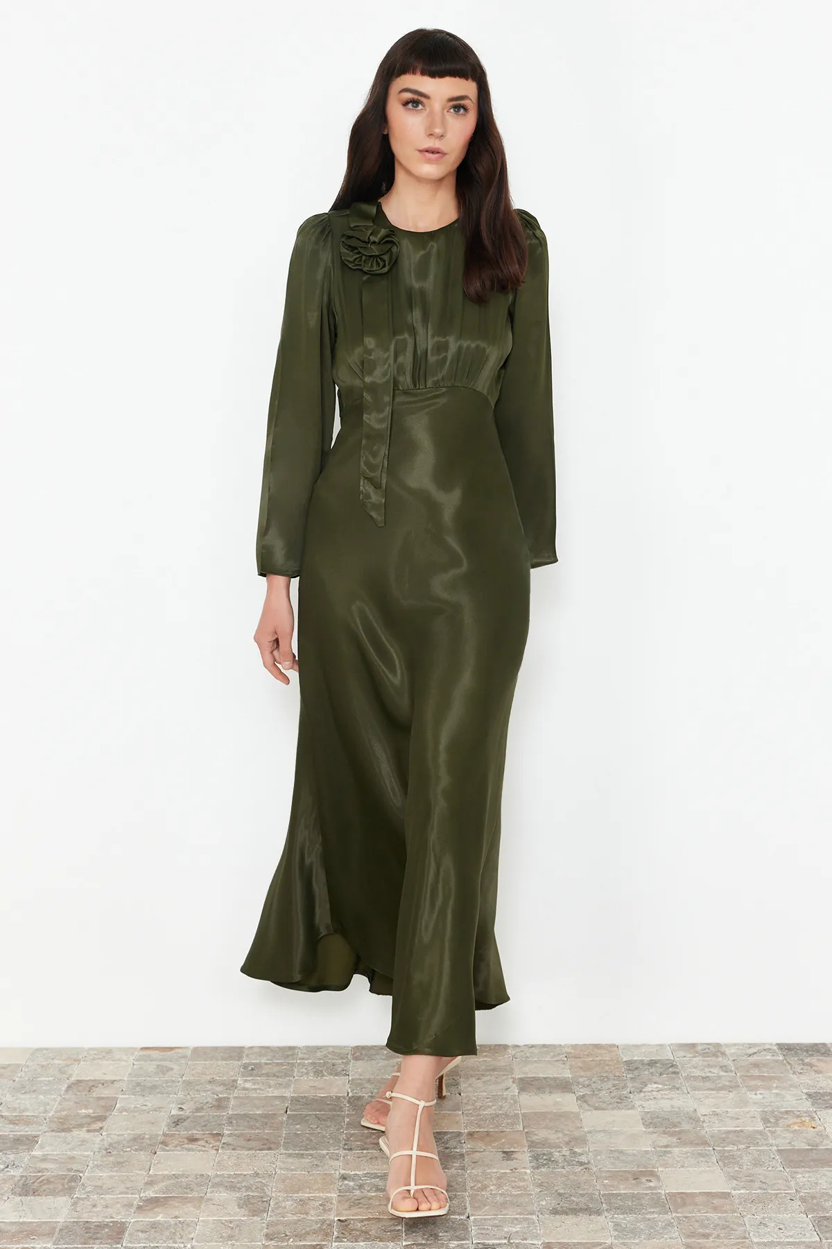 Trendyol Modest  Khakifarbenes Abendkleid aus gewebtem Satin für besondere Anlässe mit Rosen-Details TCTSS24DB00043