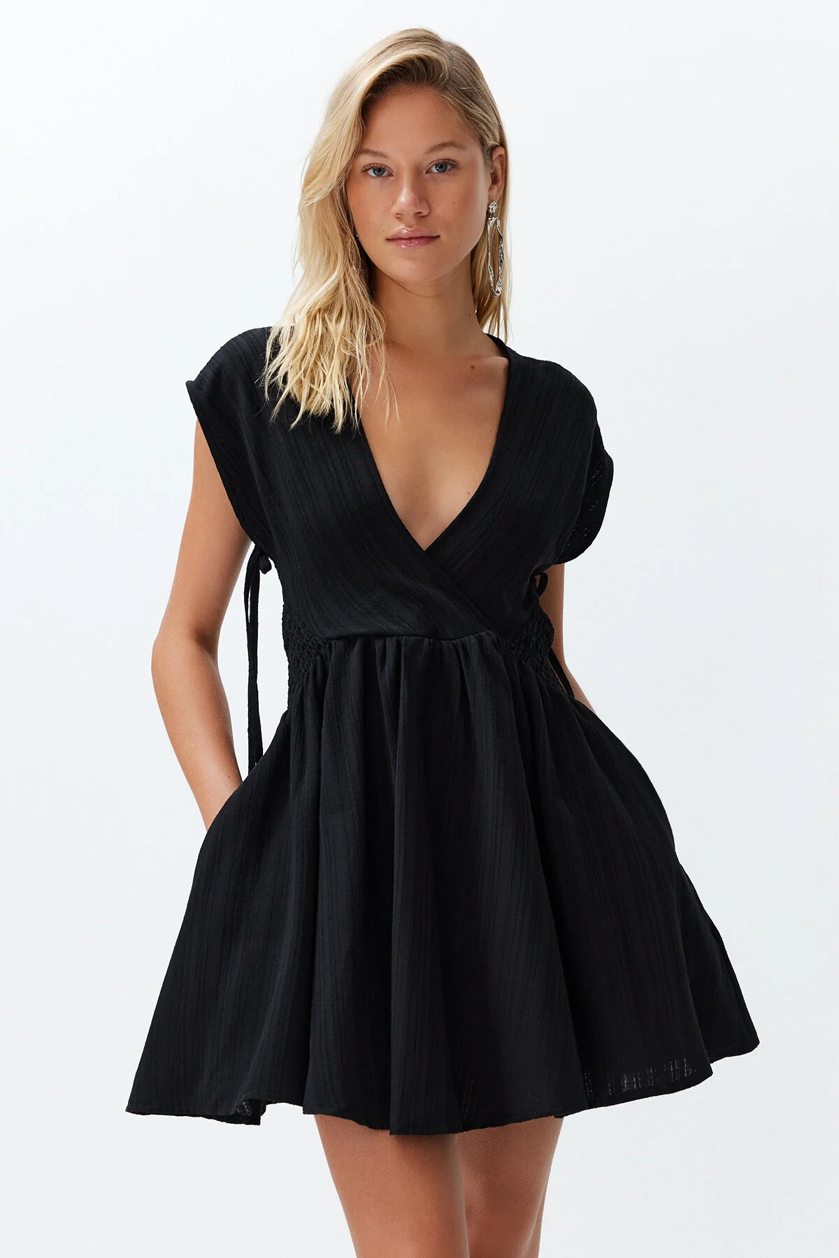 Trendyol Collection  Schwarzes Mini-Strandkleid aus gewebtem Leinengemisch mit Cut-out/Fensterausschnitt TBESS24EL00075