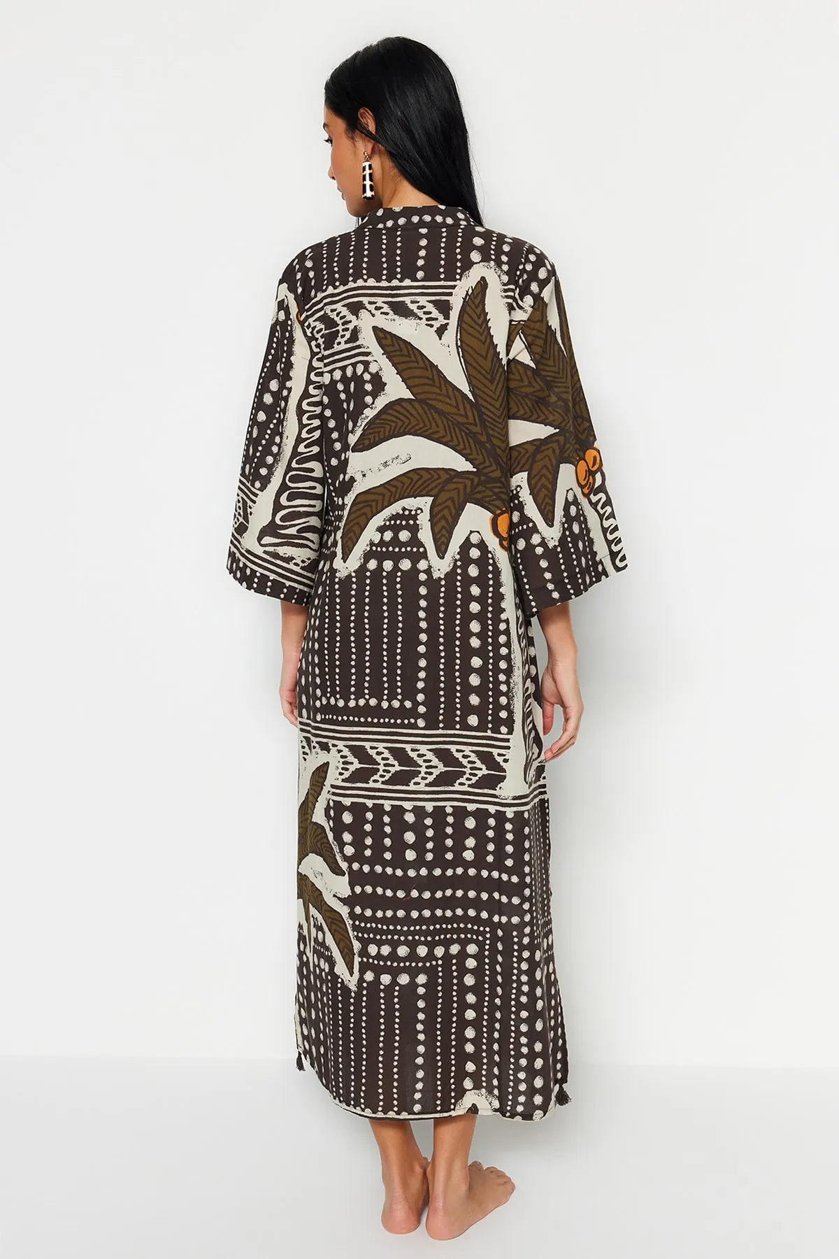 Trendyol Collection  Maxi-Kimono und Kaftan aus 100 % Baumwolle mit tropischem Muster, gewebt mit Quasten, TBESS20KM0024
