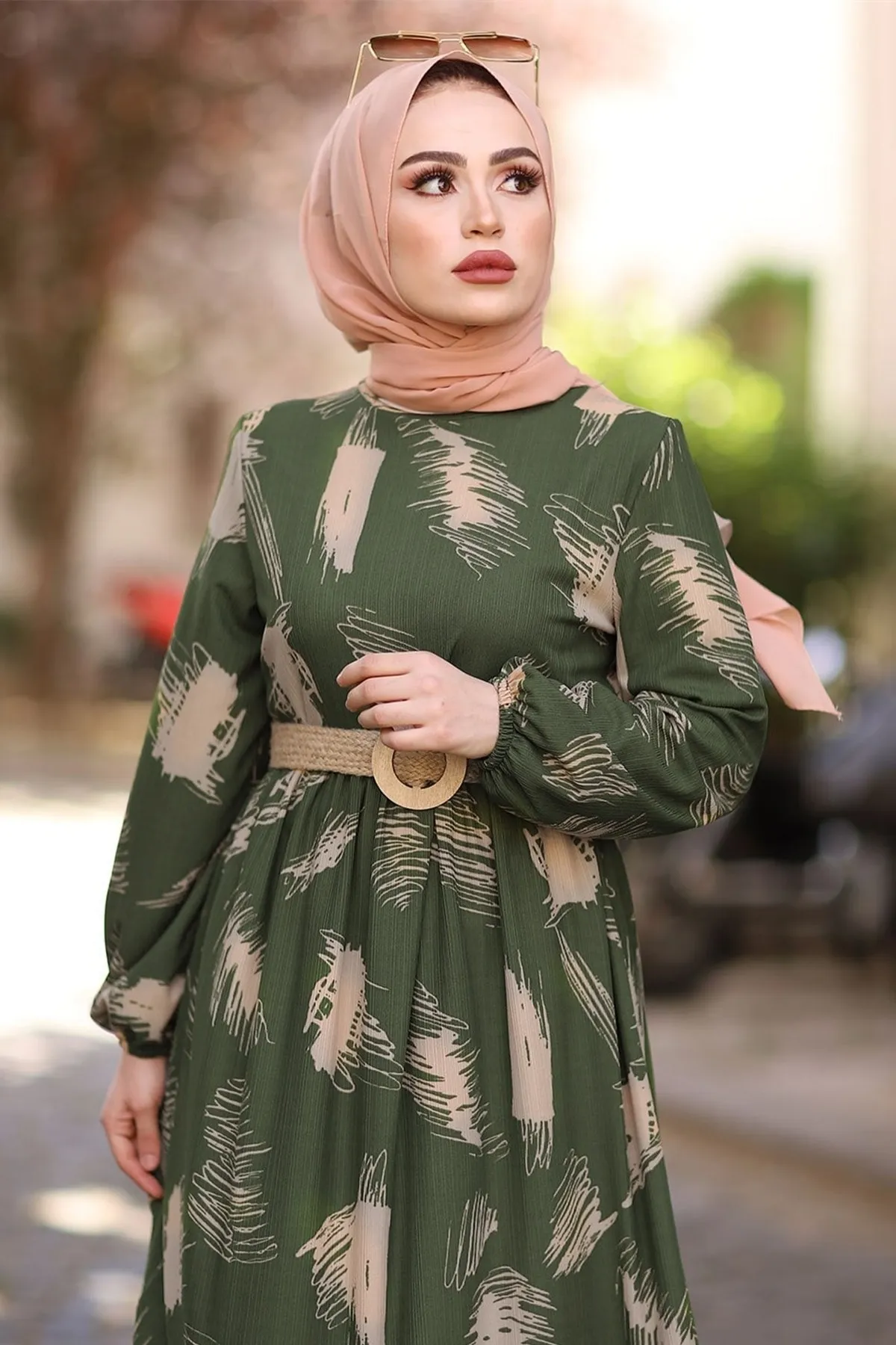 InStyle  Hijab-Kleid mit Pinselmuster und Gürtel – Khaki