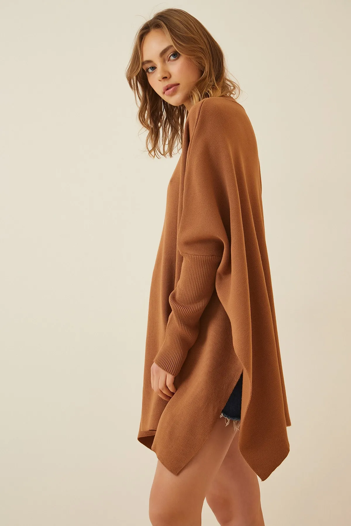 Happiness İstanbul  Damen Taba Übergroßes Poncho-Sweatshirt mit seitlichem Schlitz YY00005