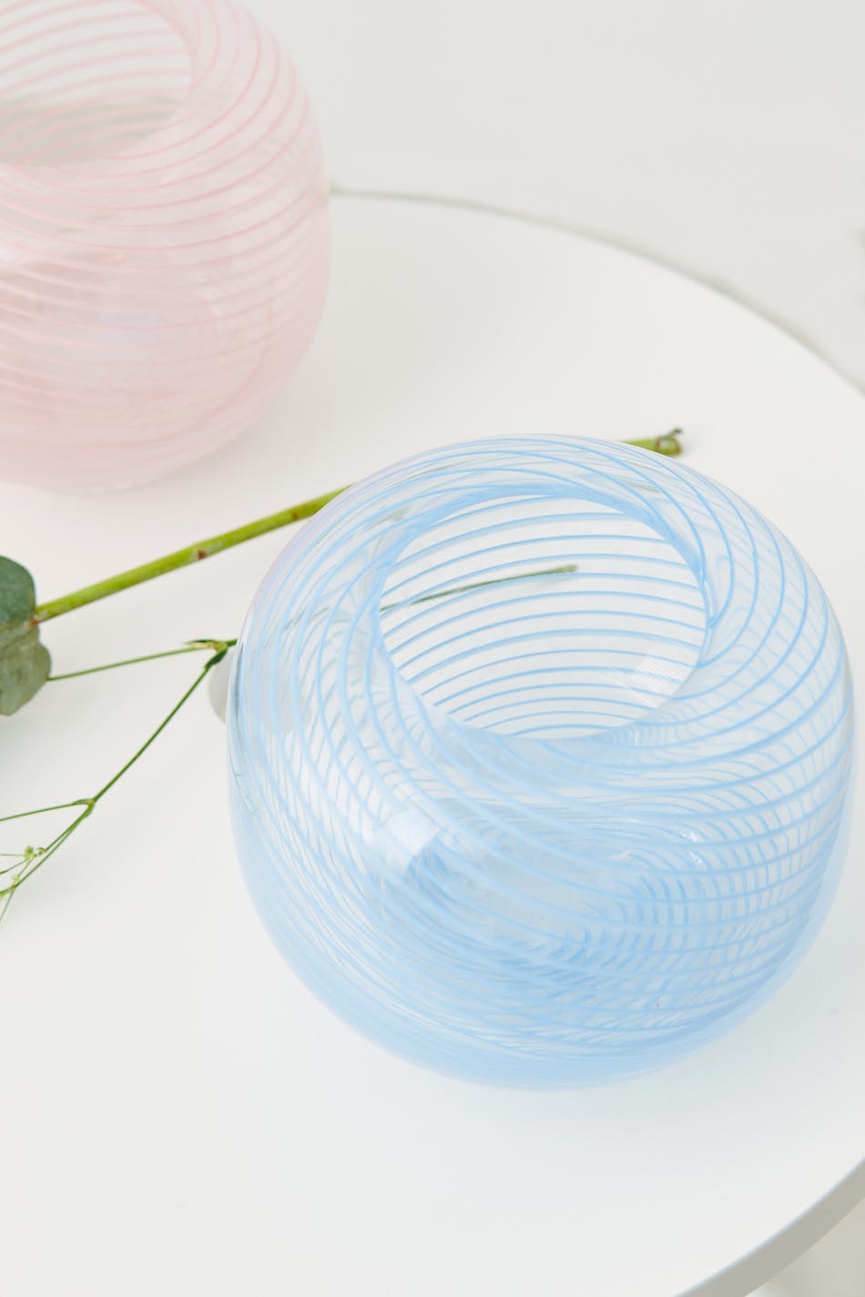 Swirl candle holder