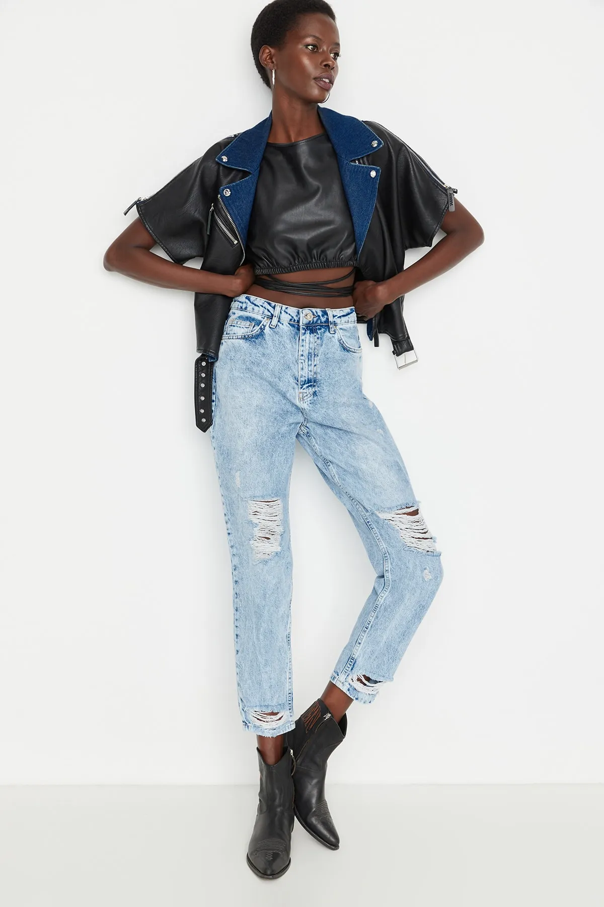 Trendyol Collection  Blaue Mom-Jeans mit zerrissenem Detail und hoher Taille TWOSS21JE0150