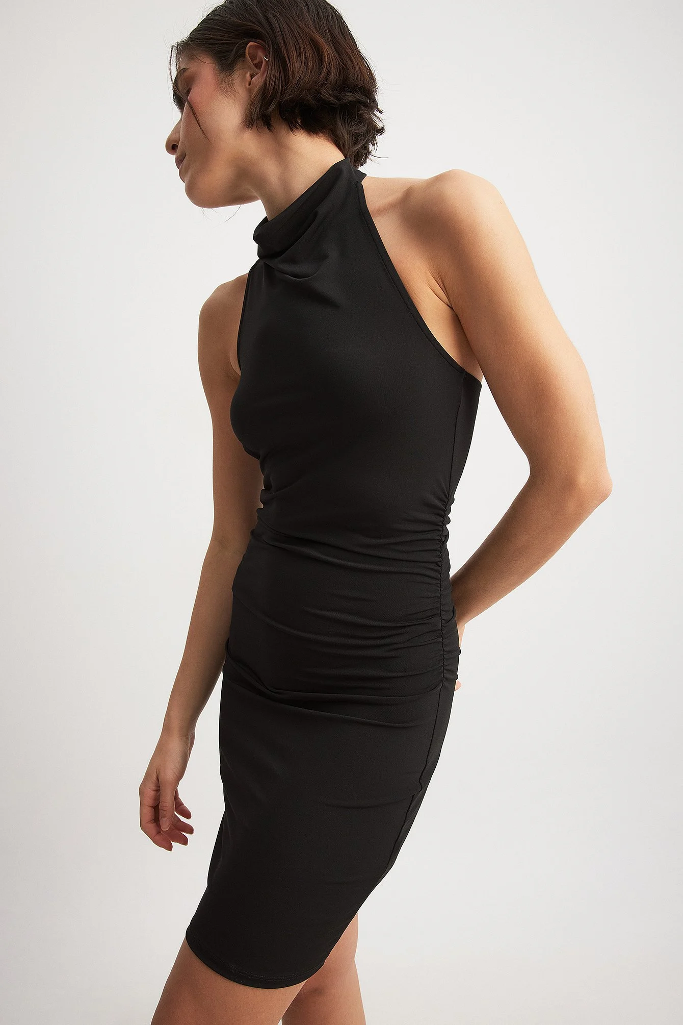 Minikleid mit Trichterausschnitt