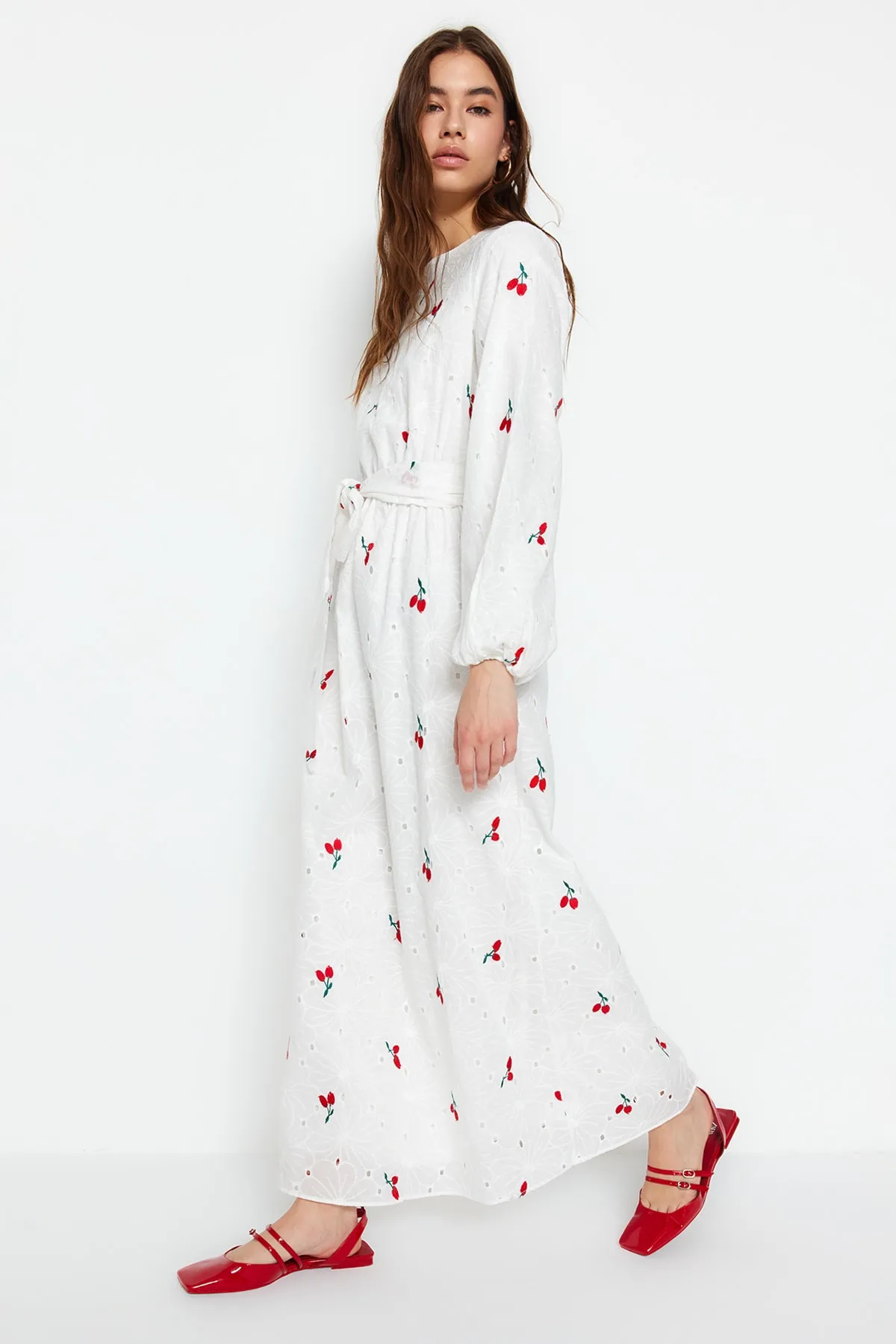 Trendyol Modest  Ecrufarbenes, gefüttertes Kleid aus 100 % Baumwolle mit Stickereien, Gürtel und detaillierten Stickereien TCTSS23EB00136